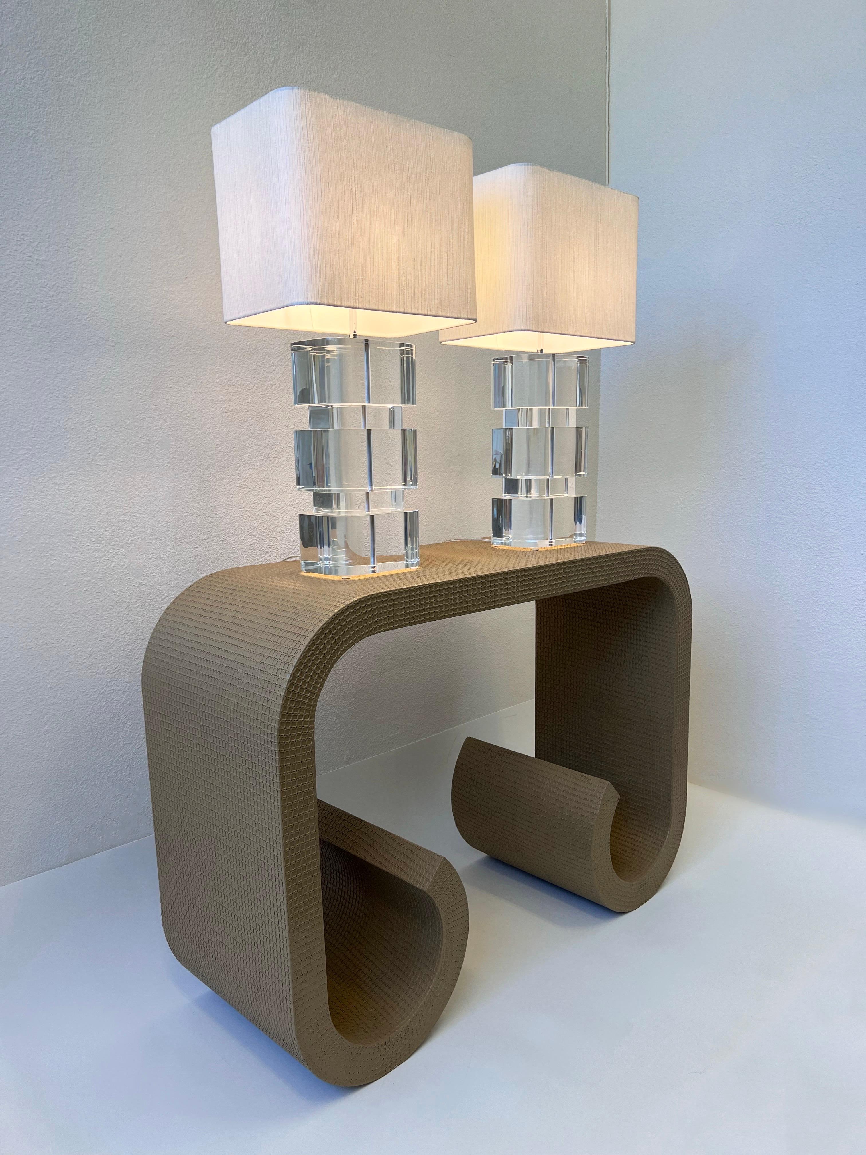 Paire de lampes de bureau en acrylique transparent et chrome de Karl Springer  en vente 3