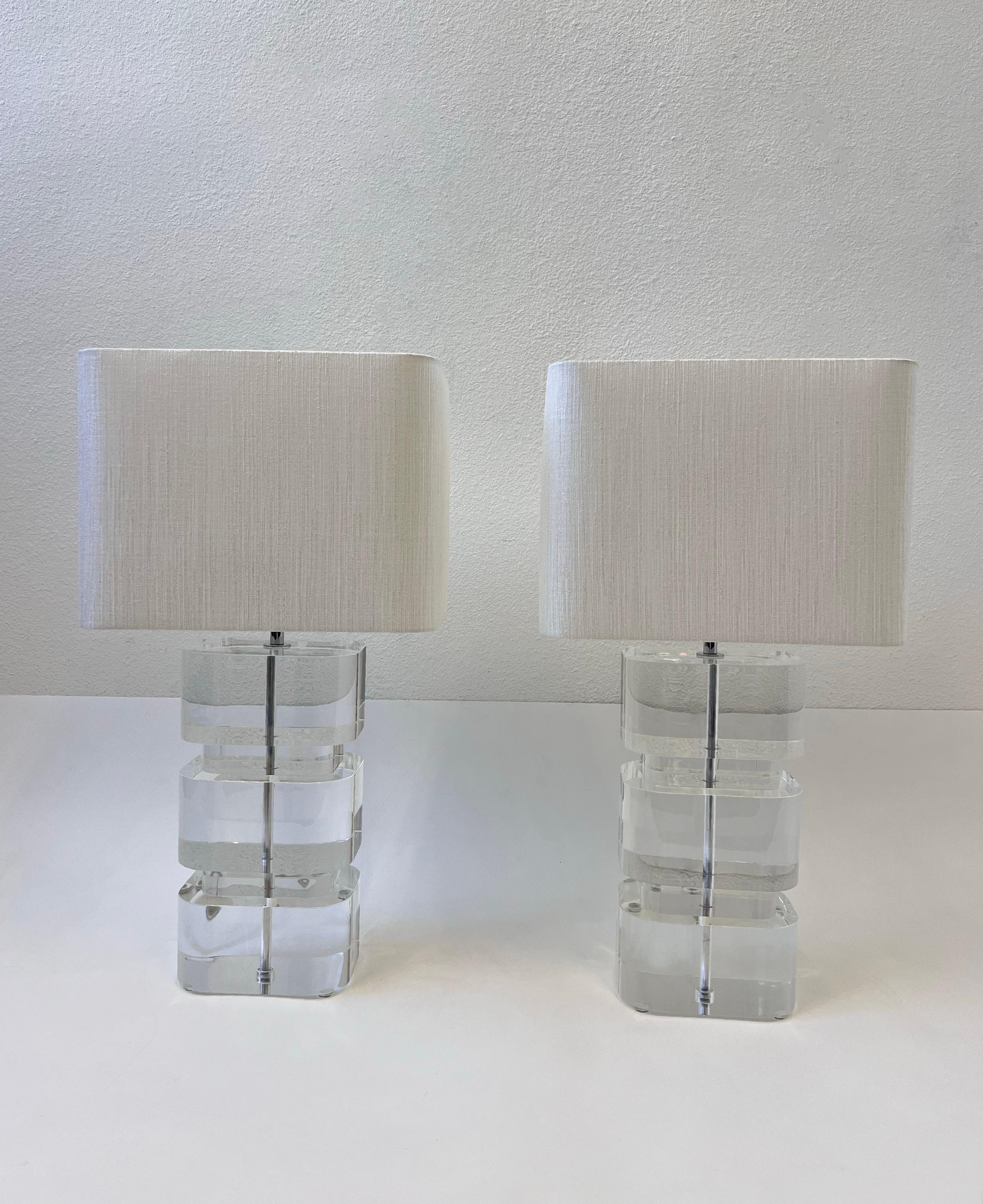 Américain Paire de lampes de bureau en acrylique transparent et chrome de Karl Springer  en vente