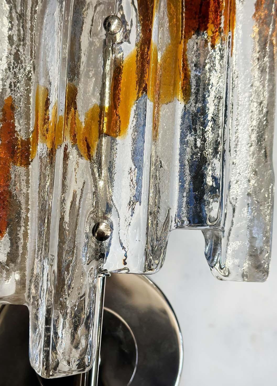 Milieu du XXe siècle Paire d'appliques en verre de Murano transparent et ambré, vers les années 1960 en vente