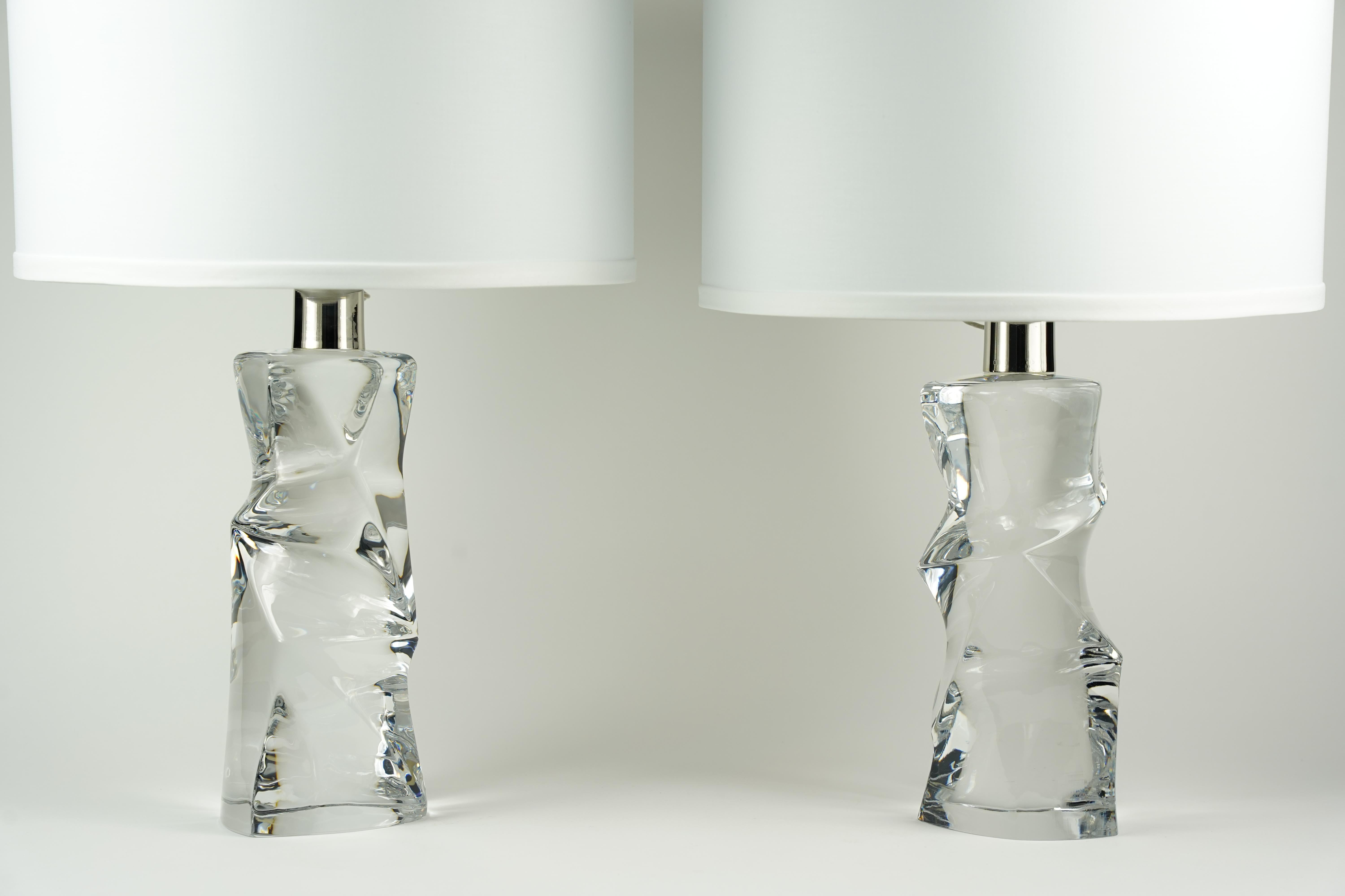 Paire de lampes Orrefors en cristal clair signées, Olle Alberius, Suède, 1970.
Lampes massives de forme organique en cristal clair avec accessoires chromés, signées Olle Alberius pour Orrefors, Suède, 1970.
Conçue par Olle Alberius, base de lampe en