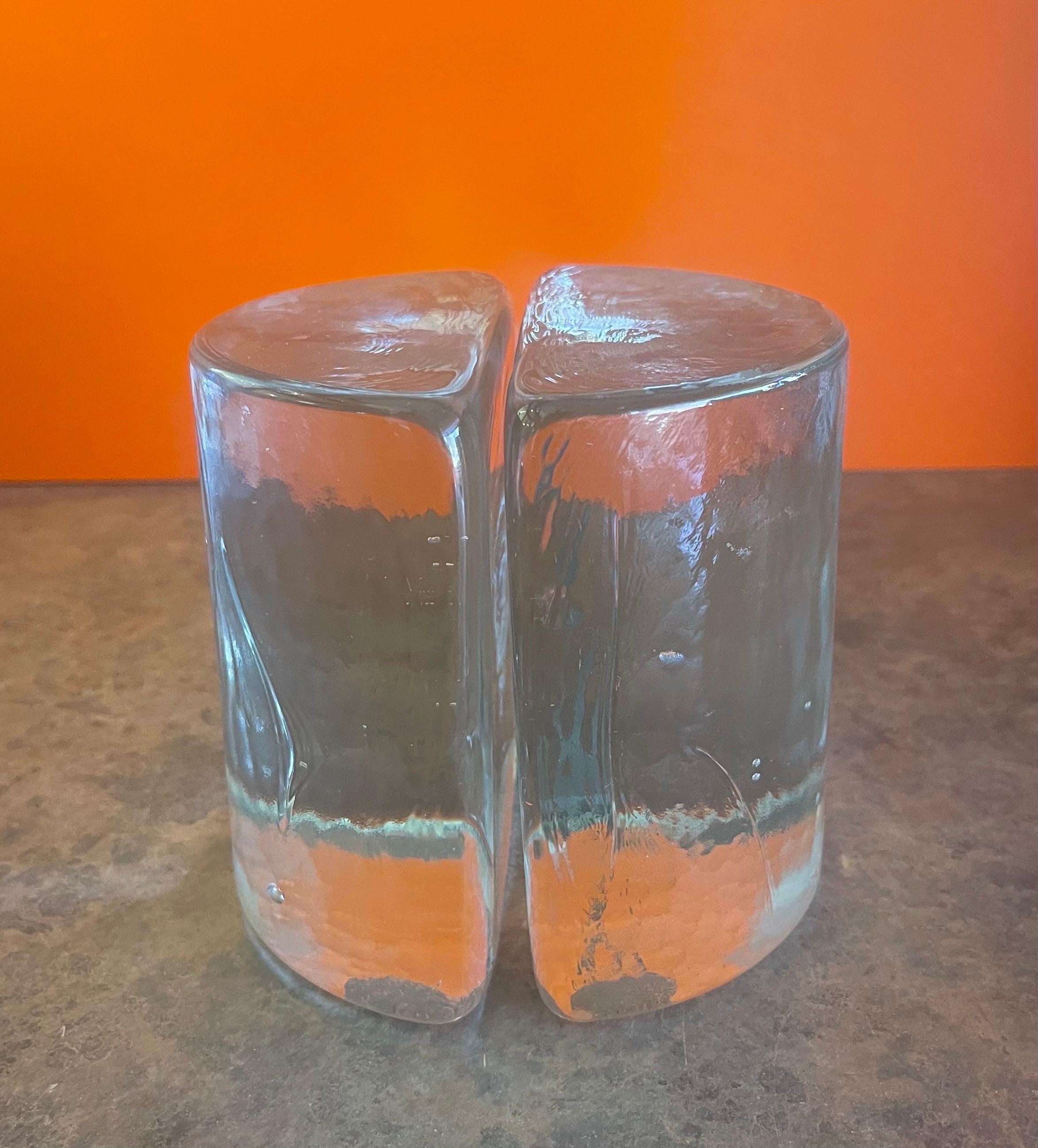 Zwei halbmondförmige Buchstützen aus klarem Glas von Wayne Husted für Blenko (Moderne der Mitte des Jahrhunderts) im Angebot
