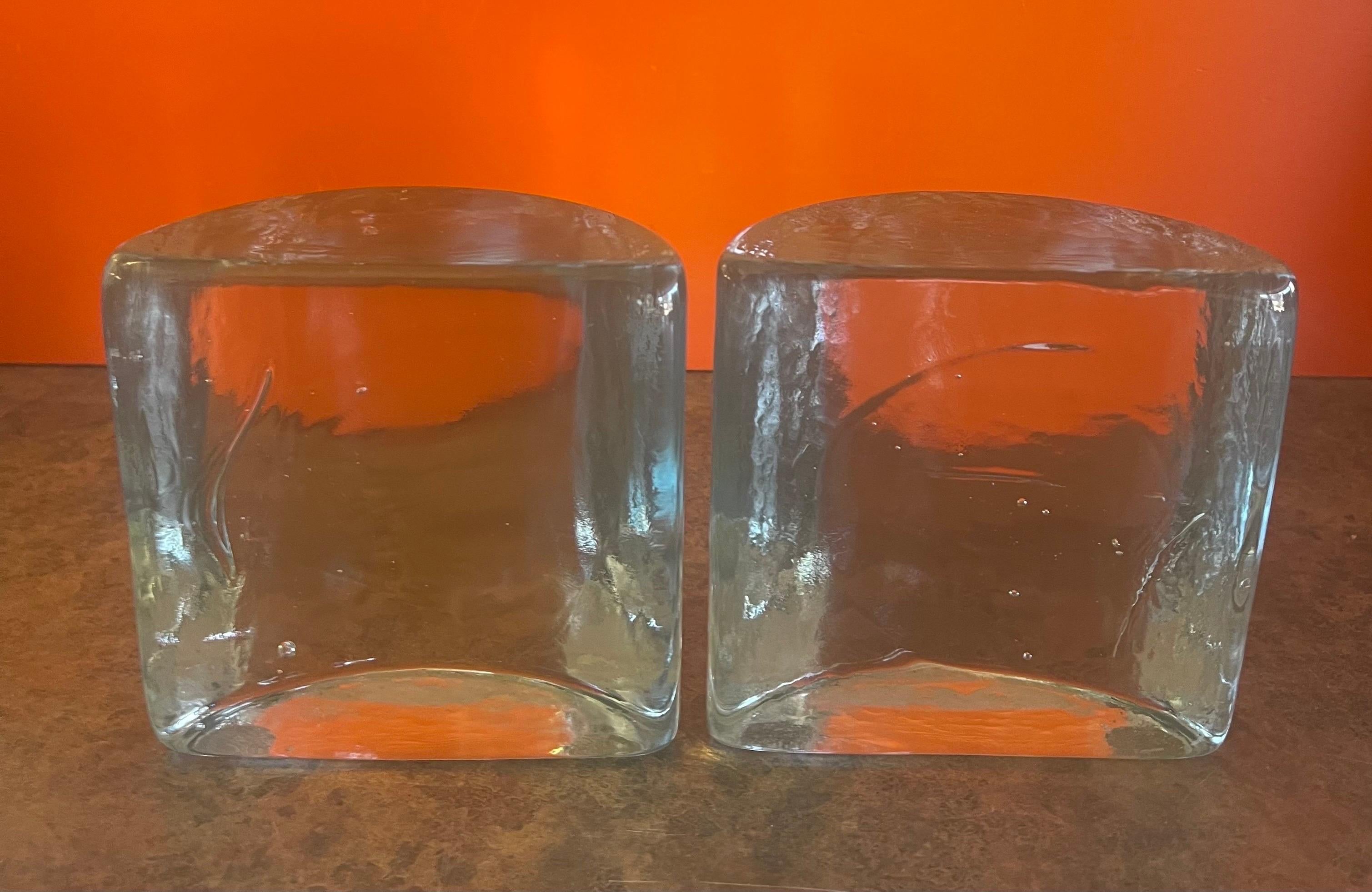 Zwei halbmondförmige Buchstützen aus klarem Glas von Wayne Husted für Blenko im Zustand „Gut“ im Angebot in San Diego, CA
