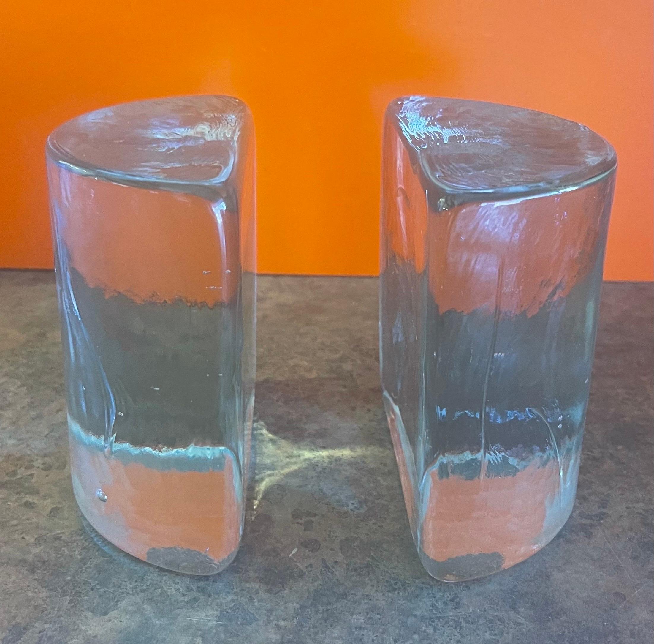 Zwei halbmondförmige Buchstützen aus klarem Glas von Wayne Husted für Blenko (20. Jahrhundert) im Angebot