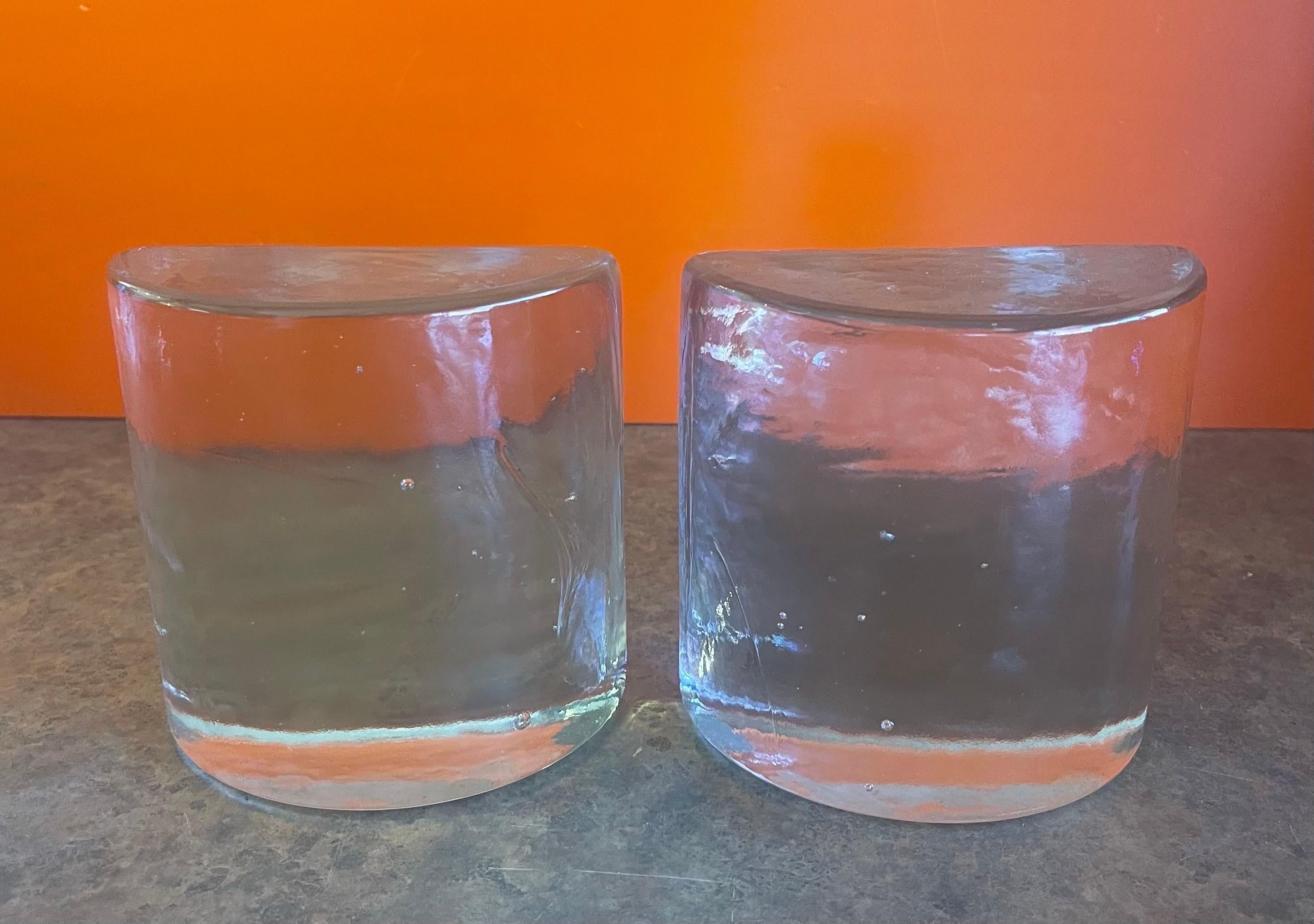Zwei halbmondförmige Buchstützen aus klarem Glas von Wayne Husted für Blenko im Angebot 2