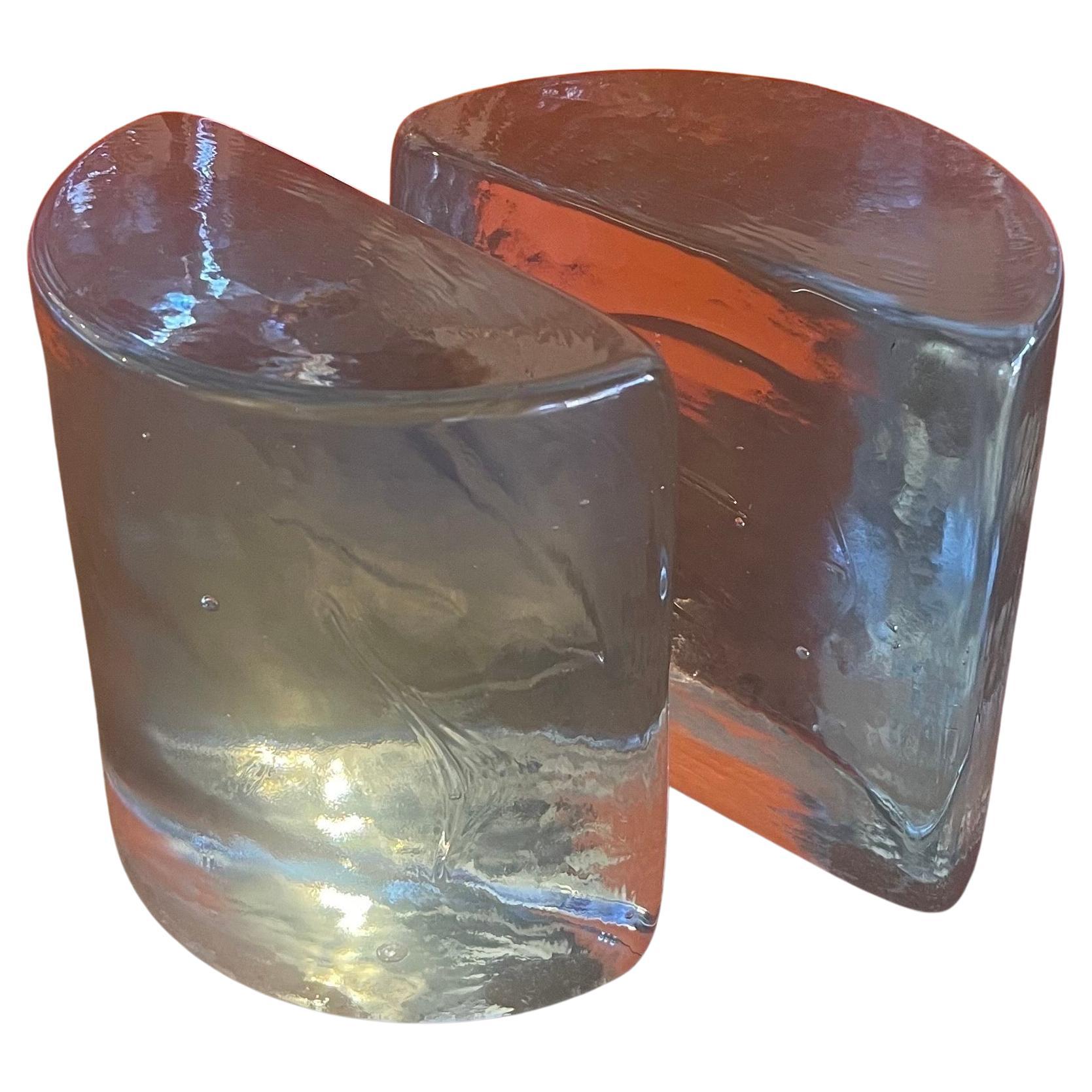 Zwei halbmondförmige Buchstützen aus klarem Glas von Wayne Husted für Blenko