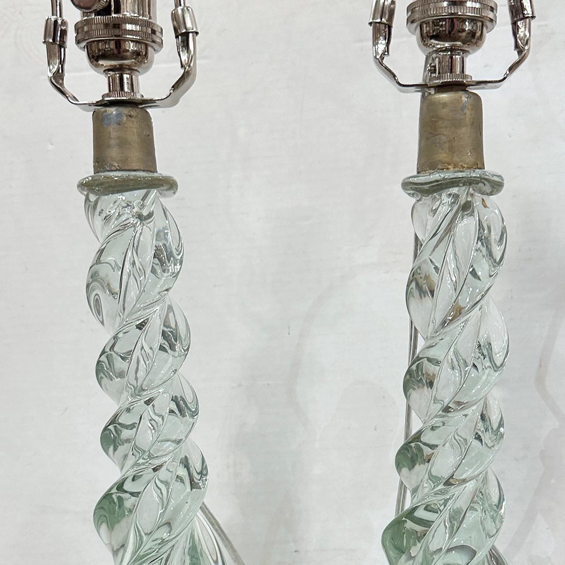 Coppia di lampade da tavolo italiane degli anni '60.

Misure:
Altezza della scocca: 12