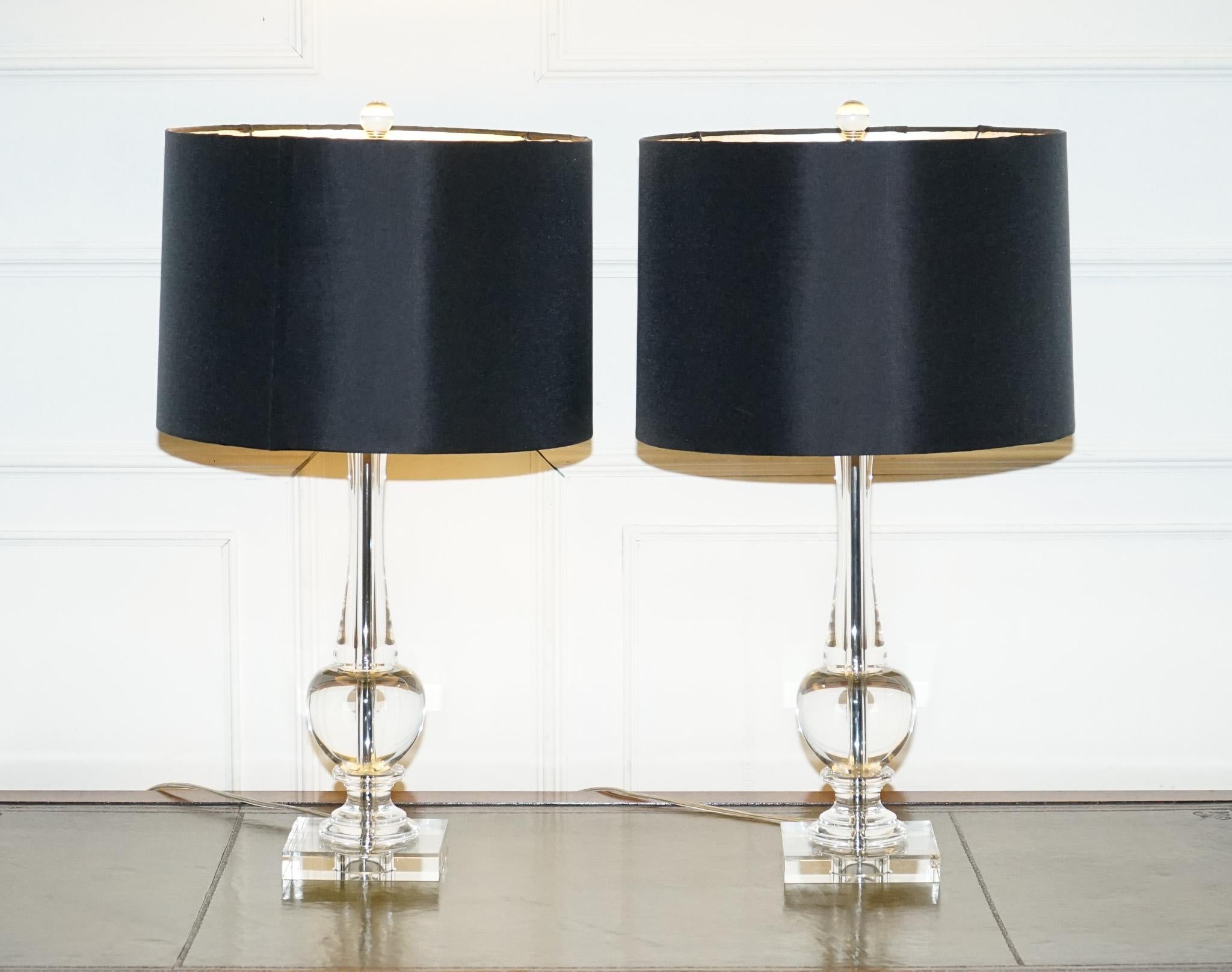 
Antiquités de Londres



Nous avons le plaisir de vous proposer à la vente cette paire de lampes de table en verre clair avec abat-jour noir. 

Découvrez les trésors uniques d'un luxueux manoir de Cobham !

Explorez notre inventaire soigneusement