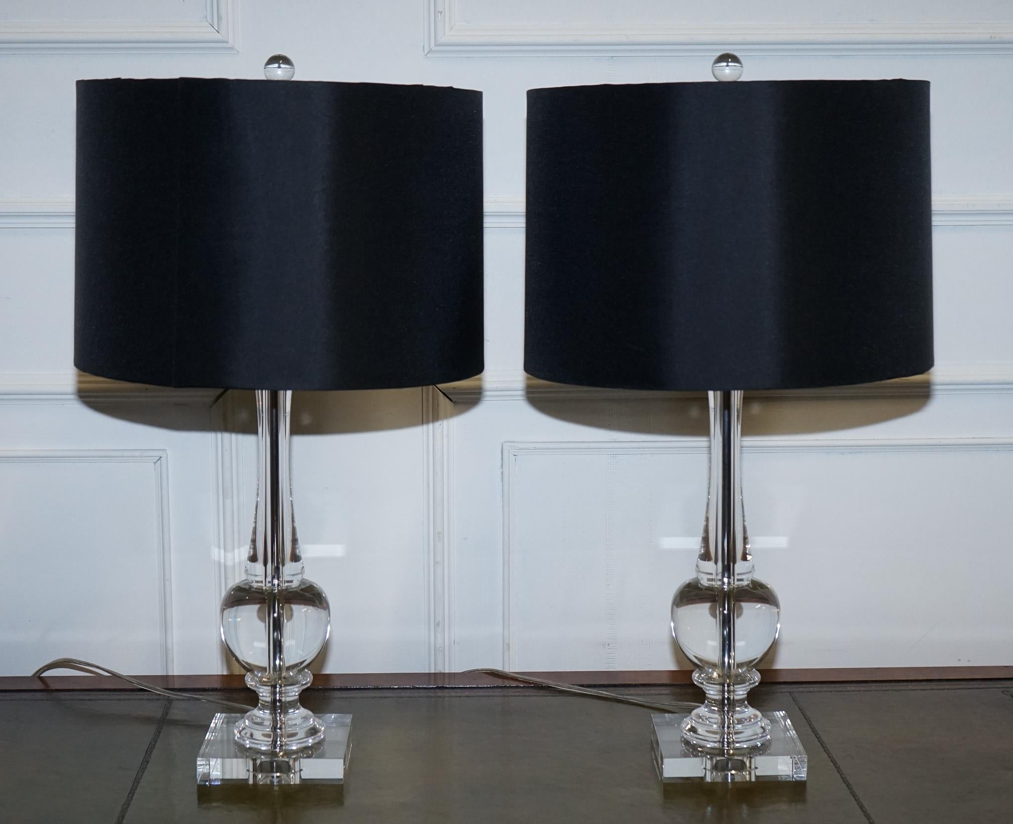 Britannique Paire de plafonniers de table en verre transparent à nuances noires en vente