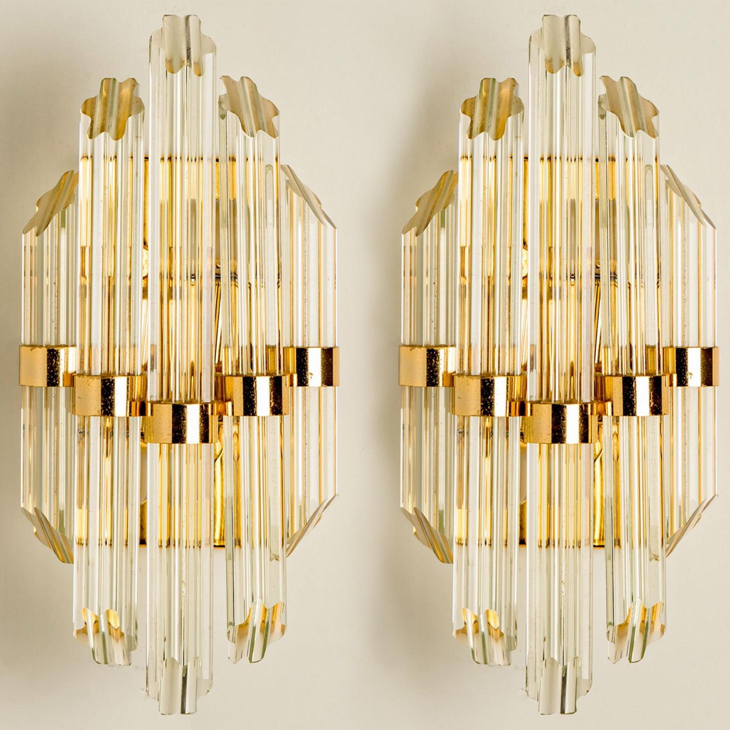 Bellissime applique da parete in tubi di cristallo con dettagli in ottone. Illumina meravigliosamente. Pezzi di alta gamma.

Pulito e ben cablato, perfettamente funzionante e pronto all'uso. I tubi di vetro sono tutti originali e in ottime