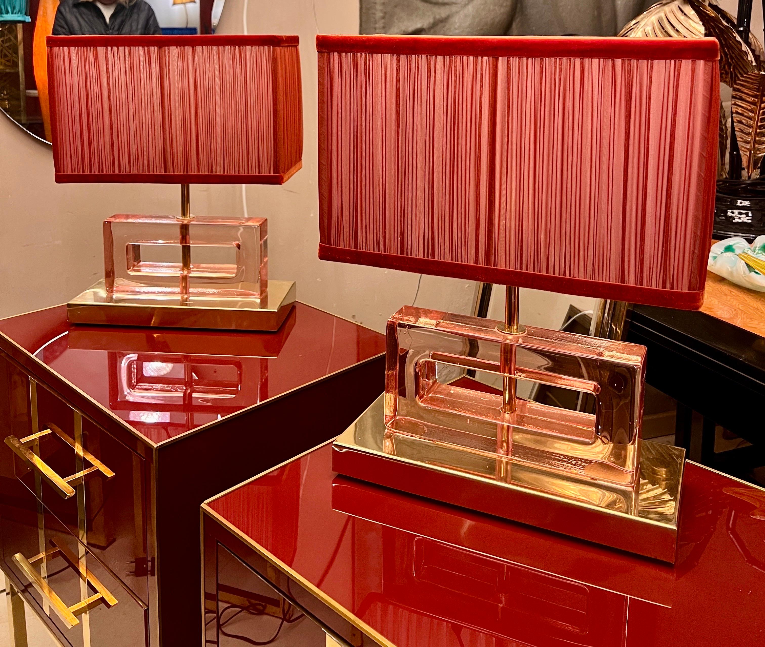 Pareja de Lámparas de Bloque de Cristal de Murano Transparente con Efecto de Hielo Rosa, Base de Latón y Pantallas Cosidas a Mano
Los bloques geométricos de cristal de Murano rosa claro son sólidos, gruesos y pesados.
Las pantallas bicolores están