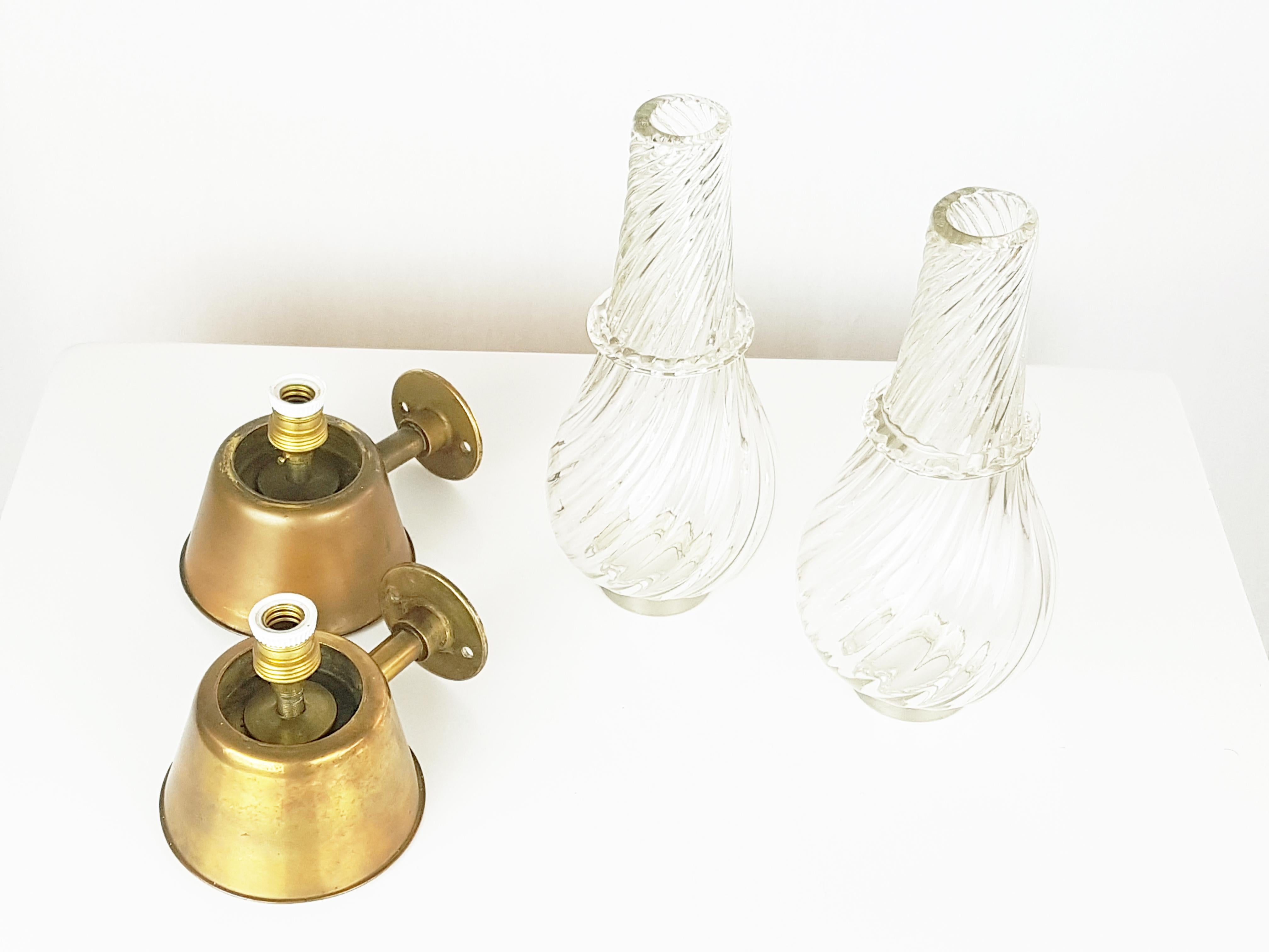Mid-Century Modern Paire d'appliques mi-siècle en verre de Murano transparent et laiton de Seguso en vente