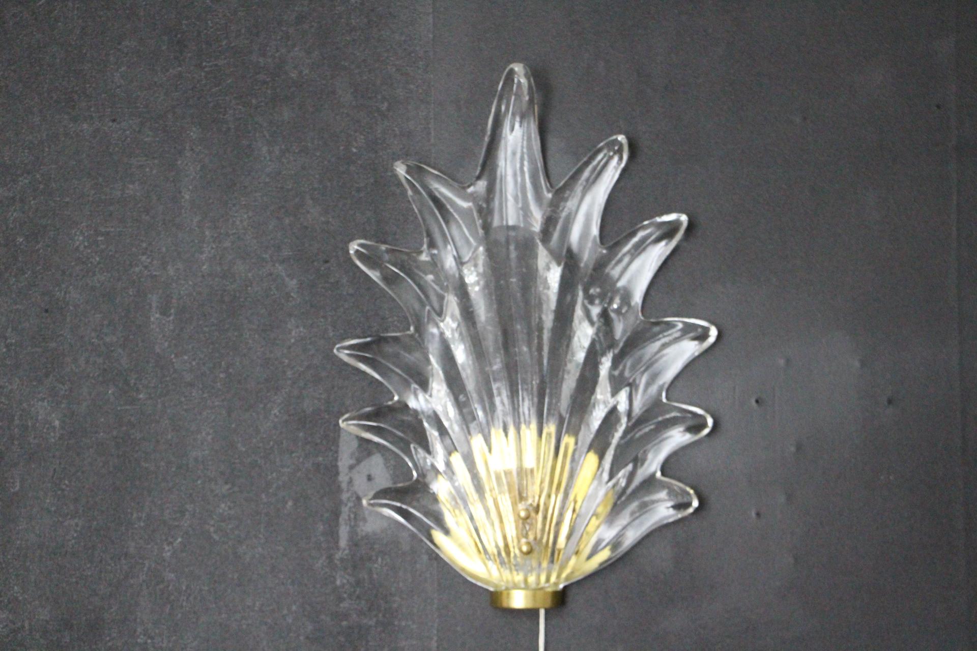 This beautiful leaf shaped Murano glass was entirely hand made in Italy.Its shape is remarkable, as if it was meant to move, it is very lively.Glass is very thickand has got a beautiful palm tree leaf shape.
It rests on a brass base that gives its