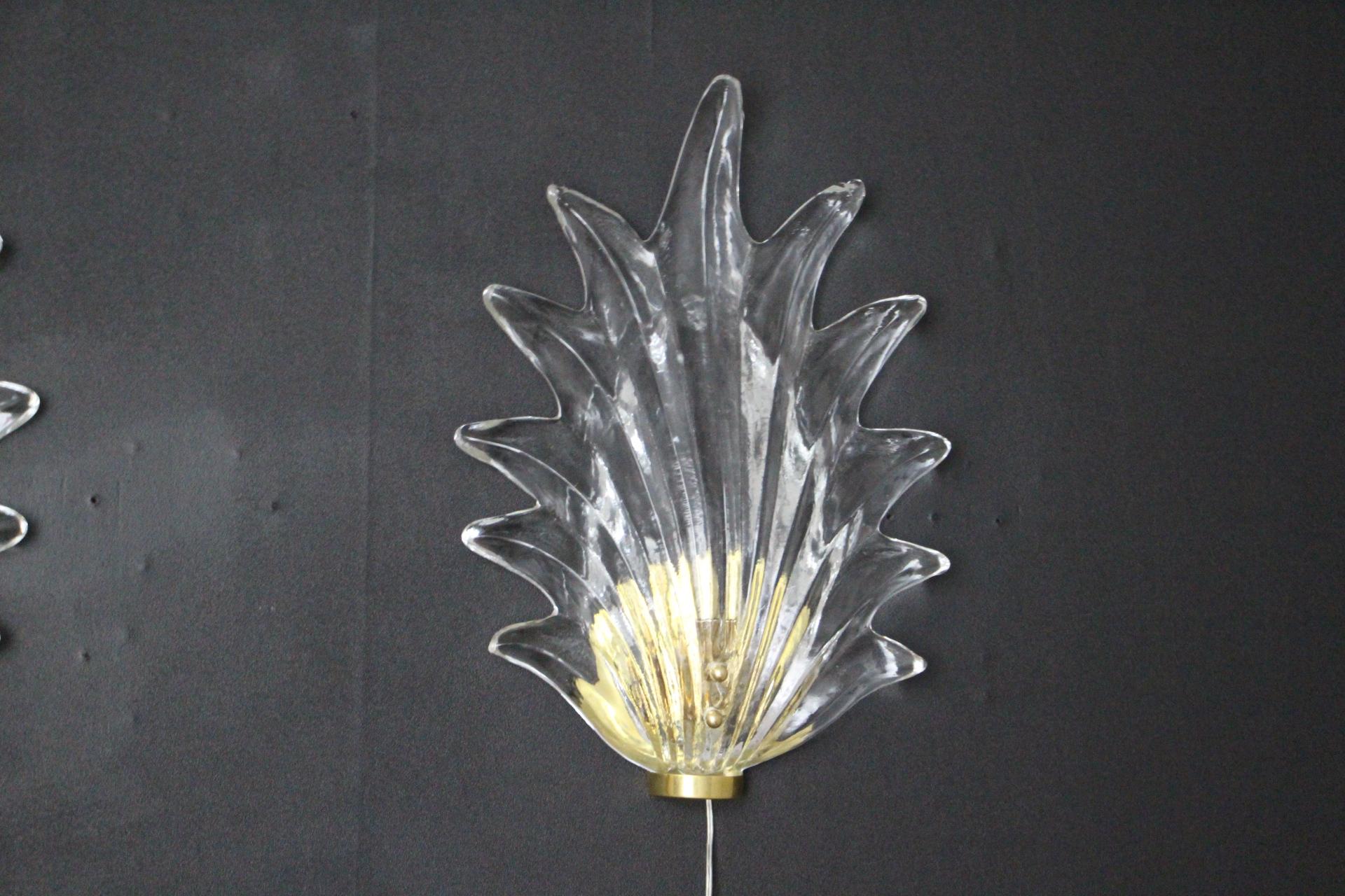 Pair of Clear Murano Glass Leaf and Brass Sconces in Barovier Style In Excellent Condition For Sale In Saint-Ouen, FR