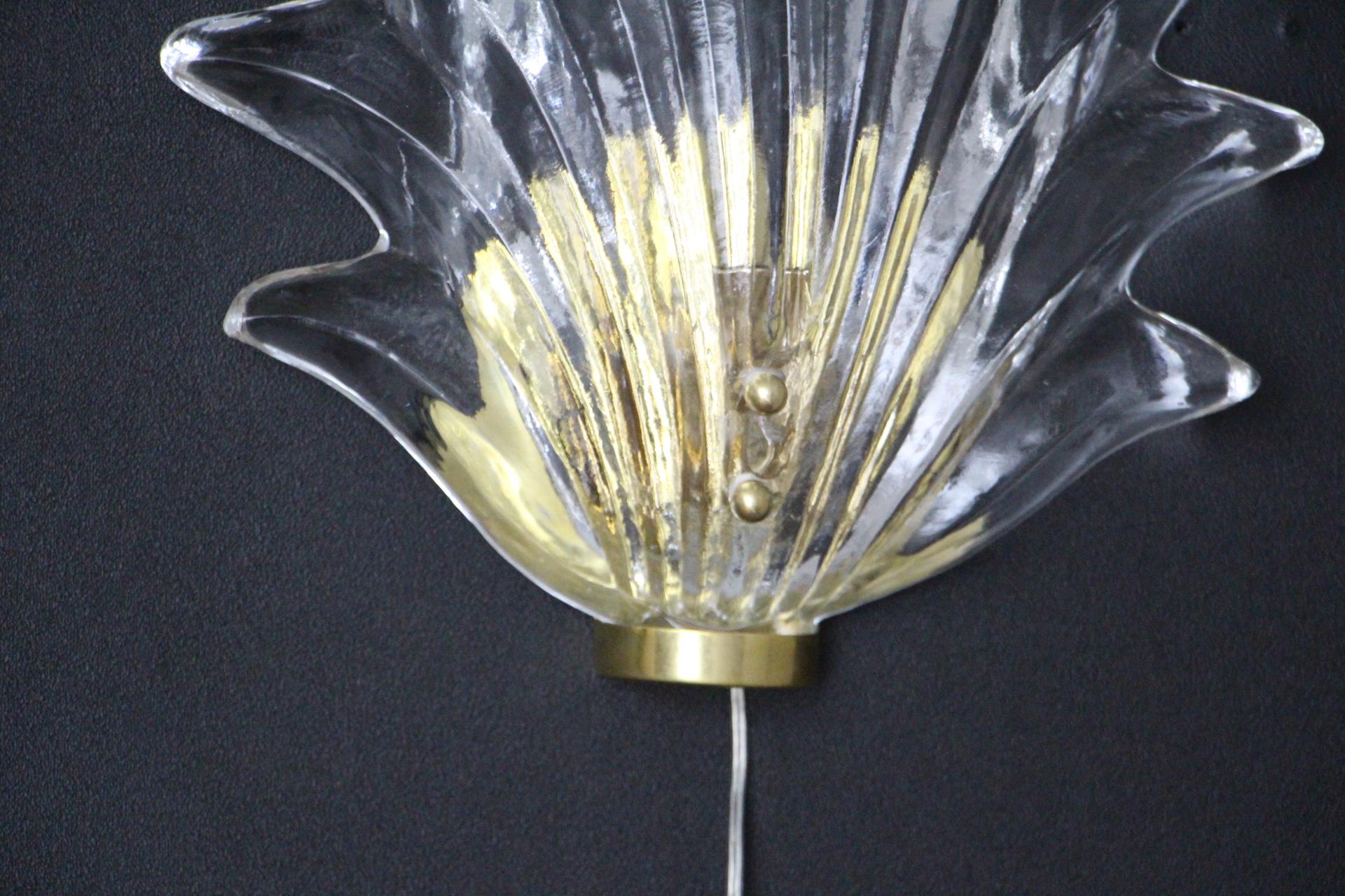 Contemporary Pair of Clear Murano Glass Leaf and Brass Sconces in Barovier Style For Sale