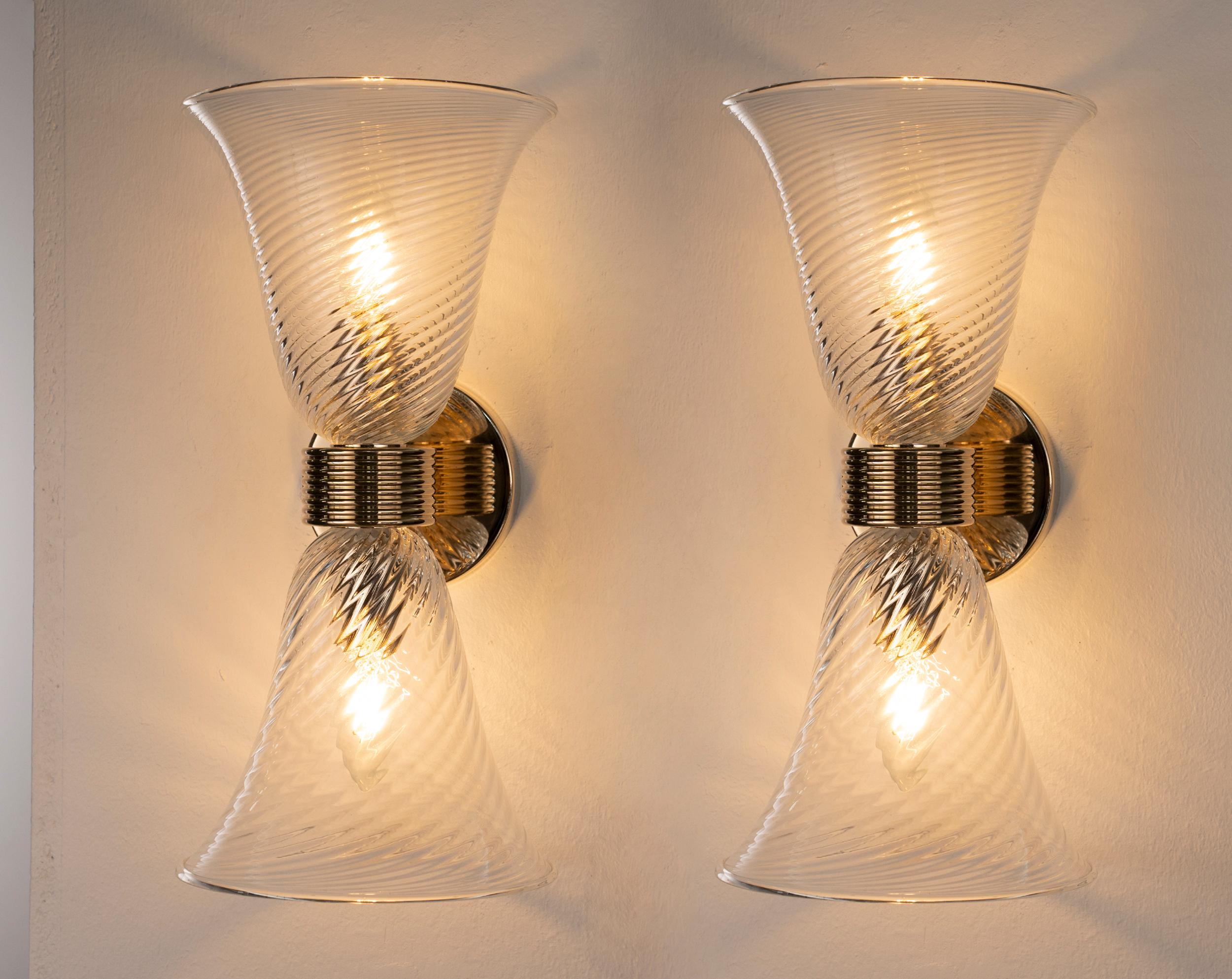 Coppia di lampade da parete in vetro di Murano trasparente con montatura placcata in oro lucido, Made in Italy, in stock
Condizioni: condizioni praticamente perfette e mai usate: nessun graffio pesante, nessun difetto, nessuna crepa, nessuna parte
