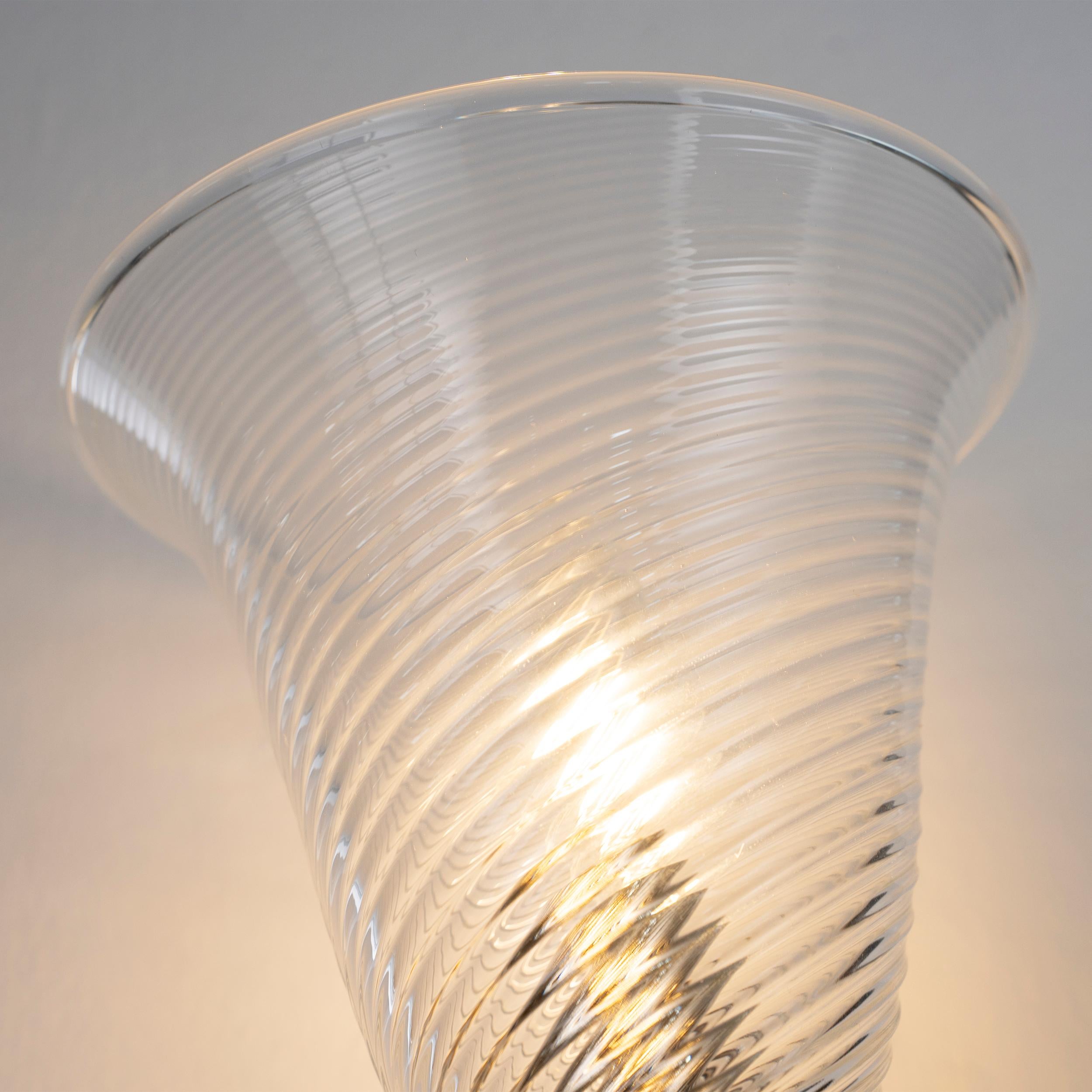 Italiano Coppia di lampade in vetro di Murano trasparente con cornice in oro lucido, Made in Italy, in stock in vendita