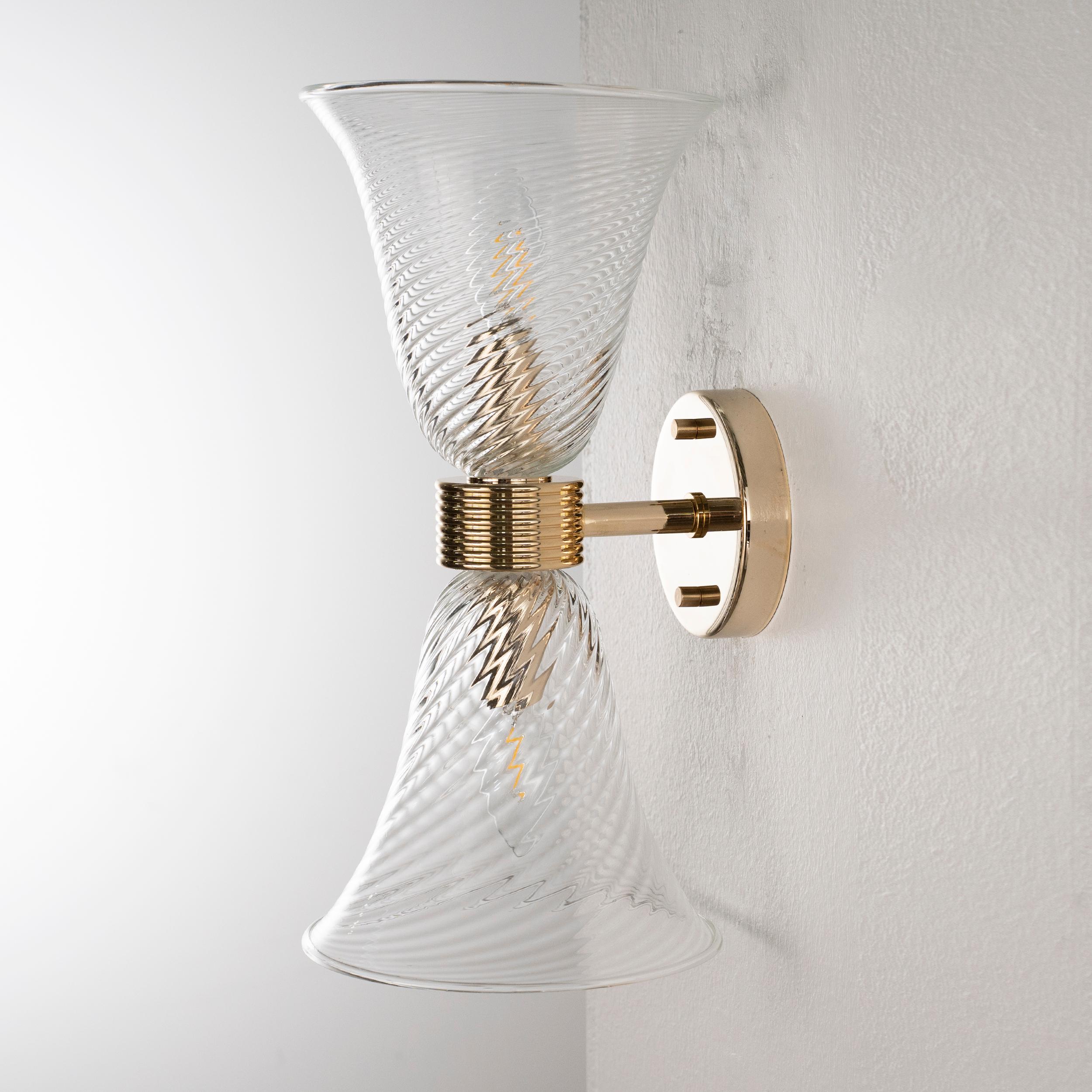 Vetro di Murano Coppia di lampade in vetro di Murano trasparente con cornice in oro lucido, Made in Italy, in stock in vendita