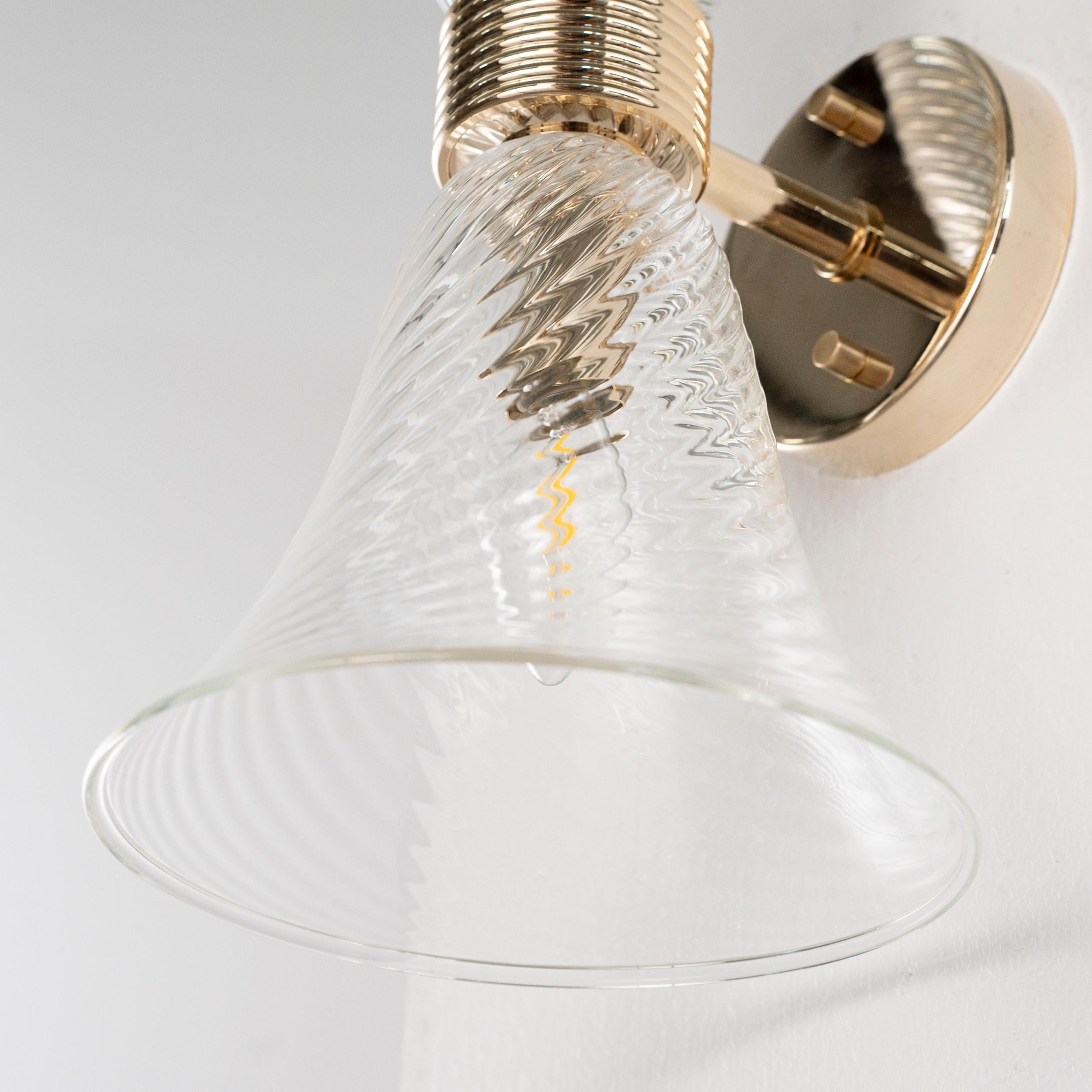 Coppia di lampade in vetro di Murano trasparente con cornice in oro lucido, Made in Italy, in stock in vendita 1