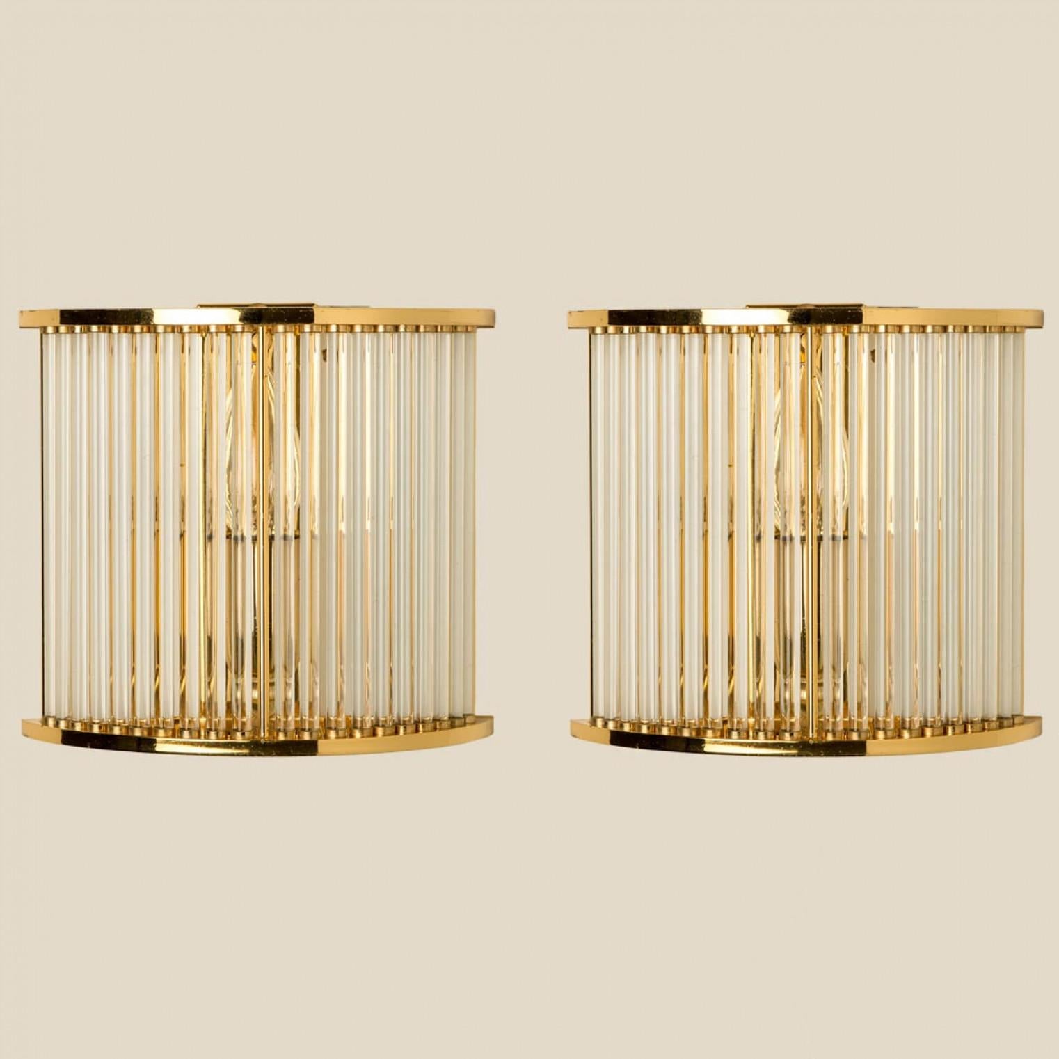 Magnifiques appliques murales en verre strié demi-rond avec détails en laiton. Illumine magnifiquement. Pièces haut de gamme.

Nettoyé et bien câblé, en parfait état de marche et prêt à être utilisé. Les tubes en verre sont tous d'origine et en très