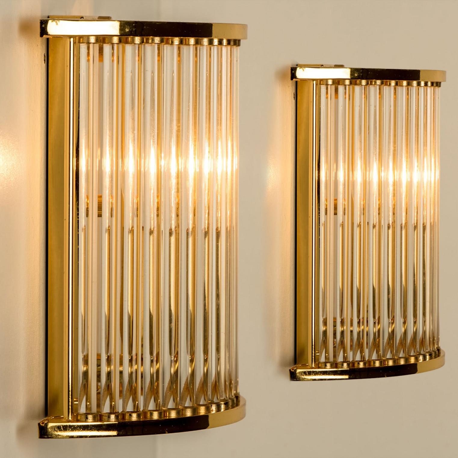 Mid-Century Modern Pair of Clear Ridged Gold Glass Sconces in the style of Venini, Italy 1970 For Sale