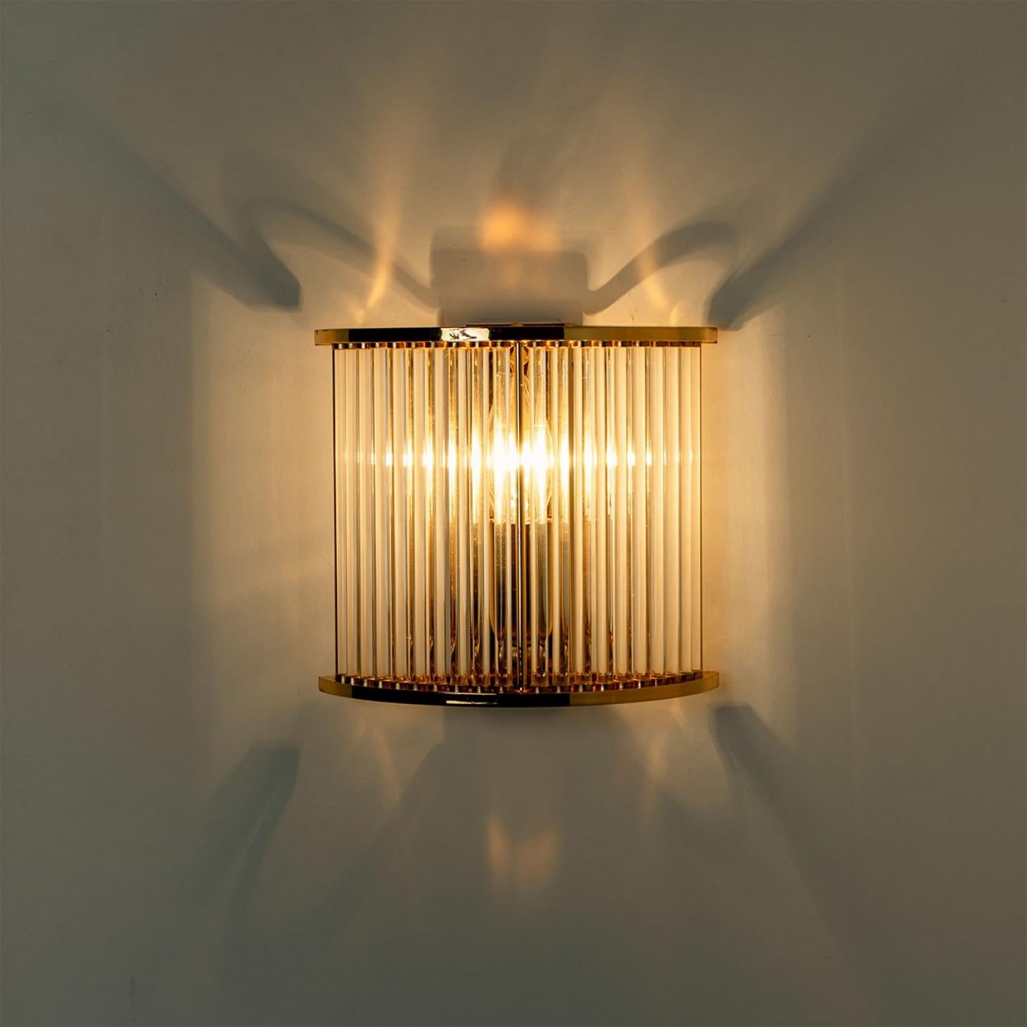 20th Century Pair of Clear Ridged Gold Glass Sconces in the style of Venini, Italy 1970 For Sale