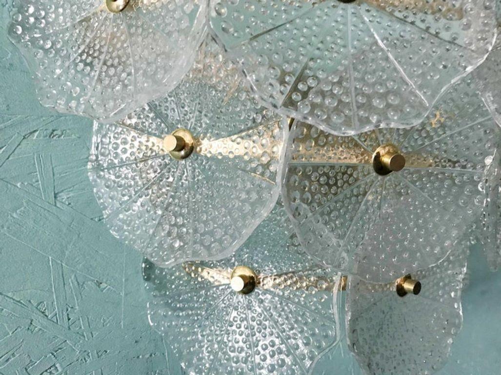 Coppia di lampade in vetro di Murano a petali rotondi trasparenti e ottone lucido, Italia, anni '80. in vendita 4
