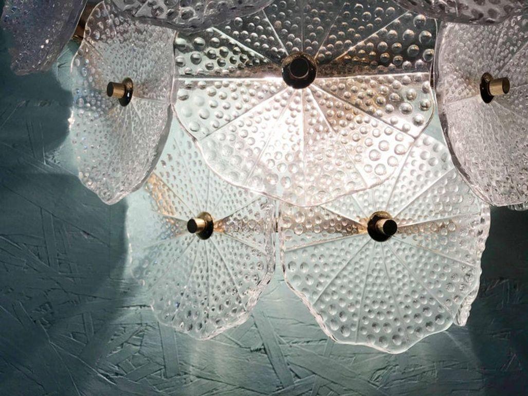 Coppia di lampade in vetro di Murano a petali rotondi trasparenti e ottone lucido, Italia, anni '80. in vendita 5