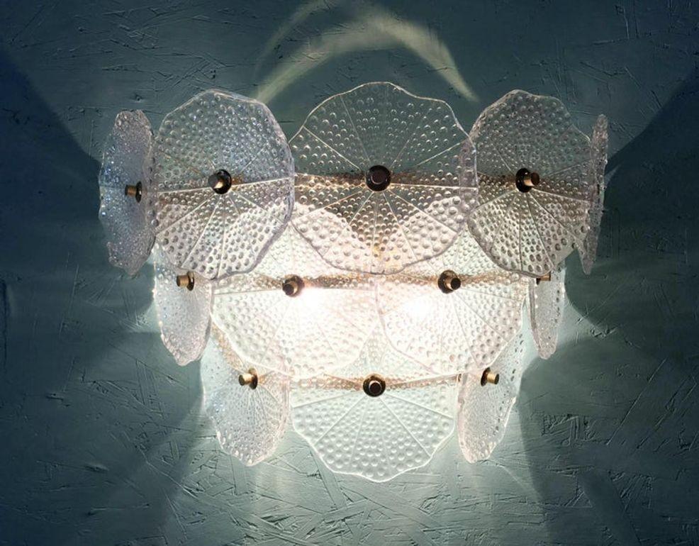 Italiano Coppia di lampade in vetro di Murano a petali rotondi trasparenti e ottone lucido, Italia, anni '80. in vendita