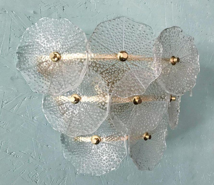 Coppia di lampade in vetro di Murano a petali rotondi trasparenti e ottone lucido, Italia, anni '80. In condizioni buone in vendita a Los Angeles, CA