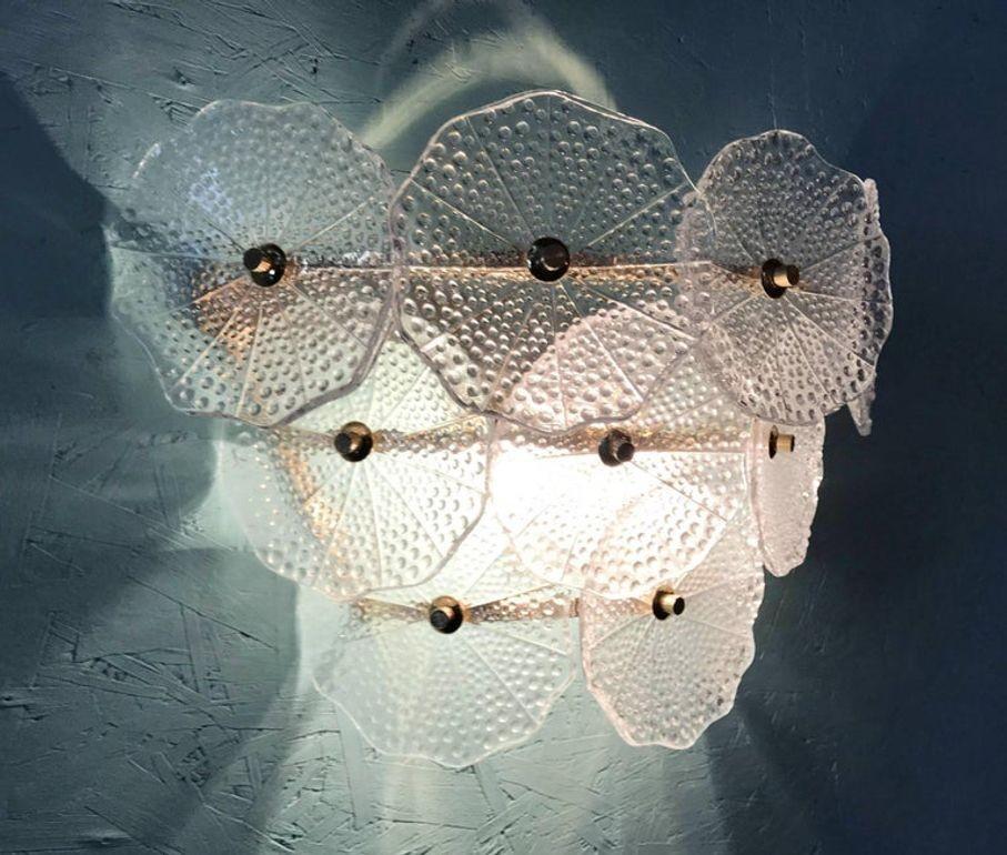 Fine XX secolo Coppia di lampade in vetro di Murano a petali rotondi trasparenti e ottone lucido, Italia, anni '80. in vendita