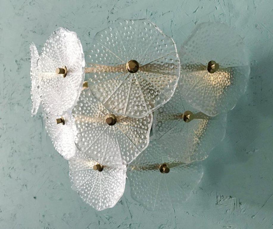 Vetro di Murano Coppia di lampade in vetro di Murano a petali rotondi trasparenti e ottone lucido, Italia, anni '80. in vendita