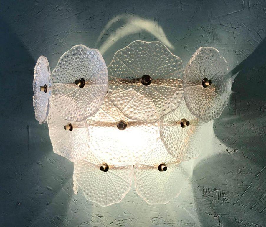 Coppia di lampade in vetro di Murano a petali rotondi trasparenti e ottone lucido, Italia, anni '80. in vendita 1