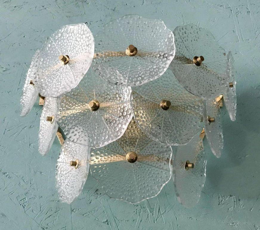 Coppia di lampade in vetro di Murano a petali rotondi trasparenti e ottone lucido, Italia, anni '80. in vendita 2
