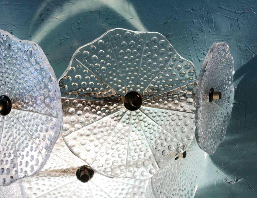 Coppia di lampade in vetro di Murano a petali rotondi trasparenti e ottone lucido, Italia, anni '80. in vendita 3