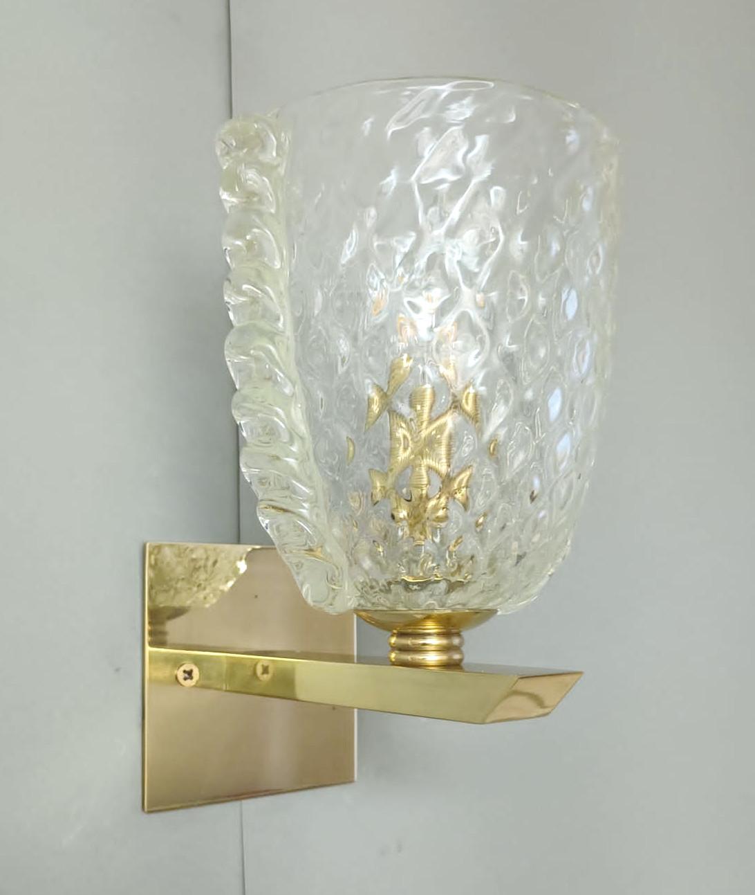 Italian wall lights with clear textured Murano glass shades mounted on brass frames / Made in Italy by Barovier e Toso, circa 1950s.
Original mark on the backplate.
Measures: height 9 inches, width 6 inches, depth 6 inches, backplate width 4 inches