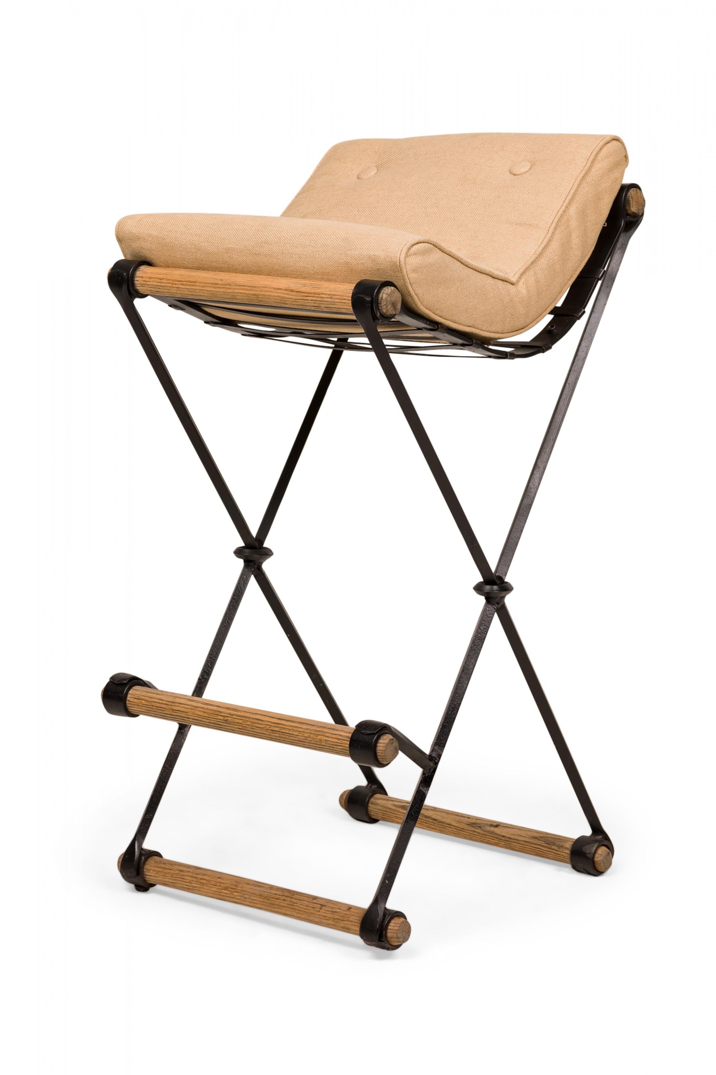 Pareja de taburetes de bar Cleo Baldon para Terra of California con estructura en X en color beige Estadounidense en venta