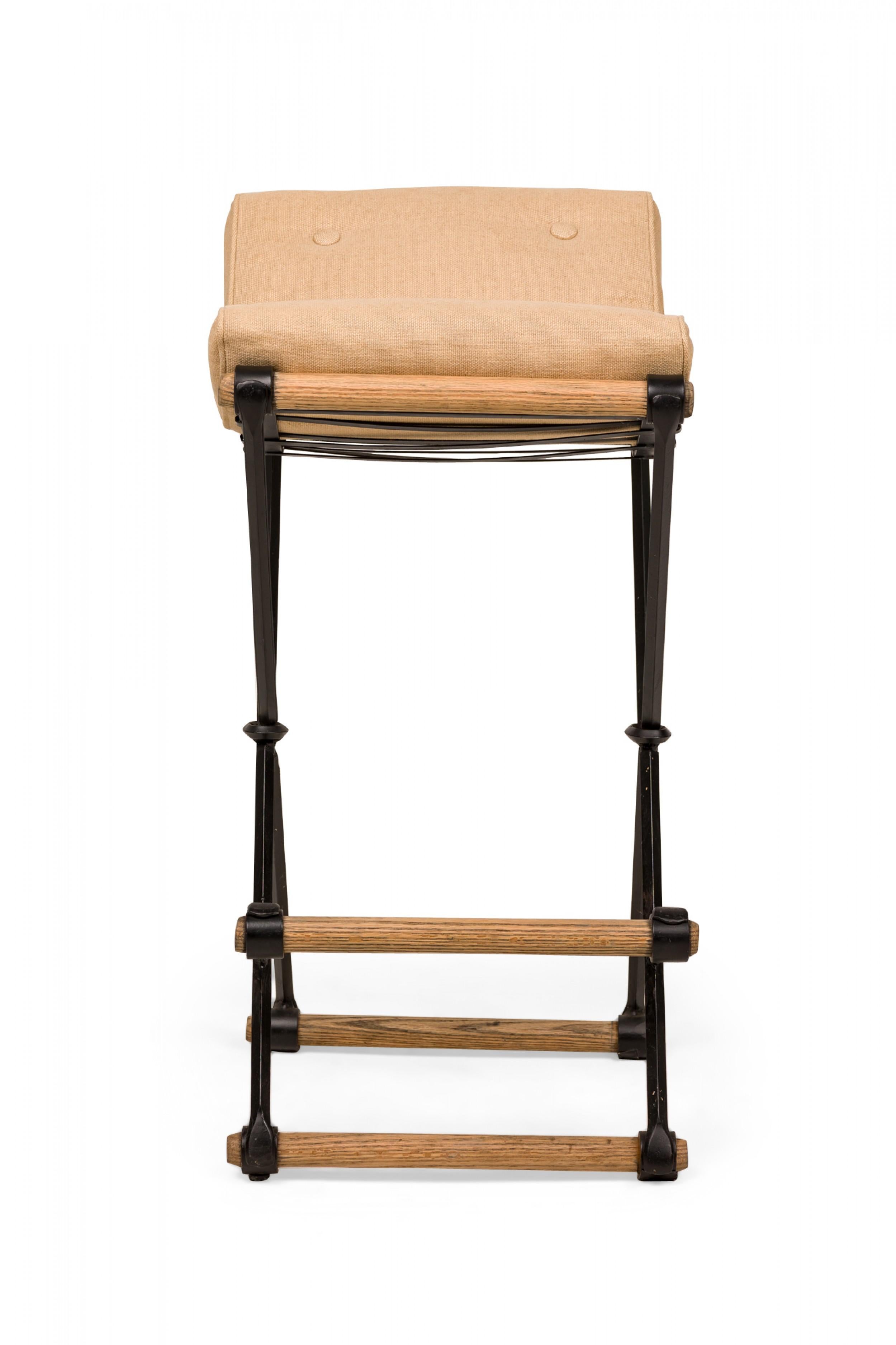 Pareja de taburetes de bar Cleo Baldon para Terra of California con estructura en X en color beige en Bueno estado para la venta en Queens, NY