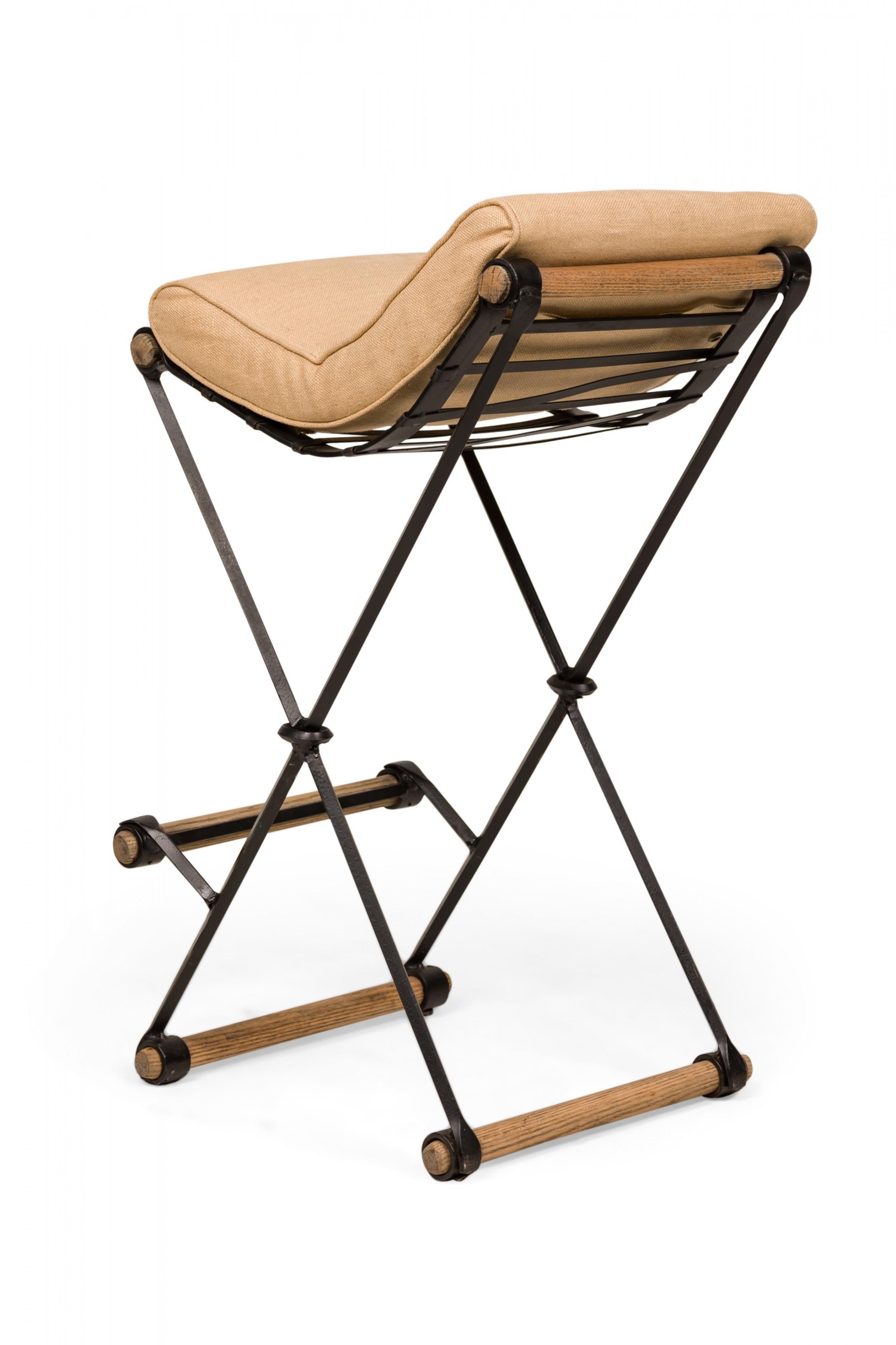 Pareja de taburetes de bar Cleo Baldon para Terra of California con estructura en X en color beige siglo XX en venta