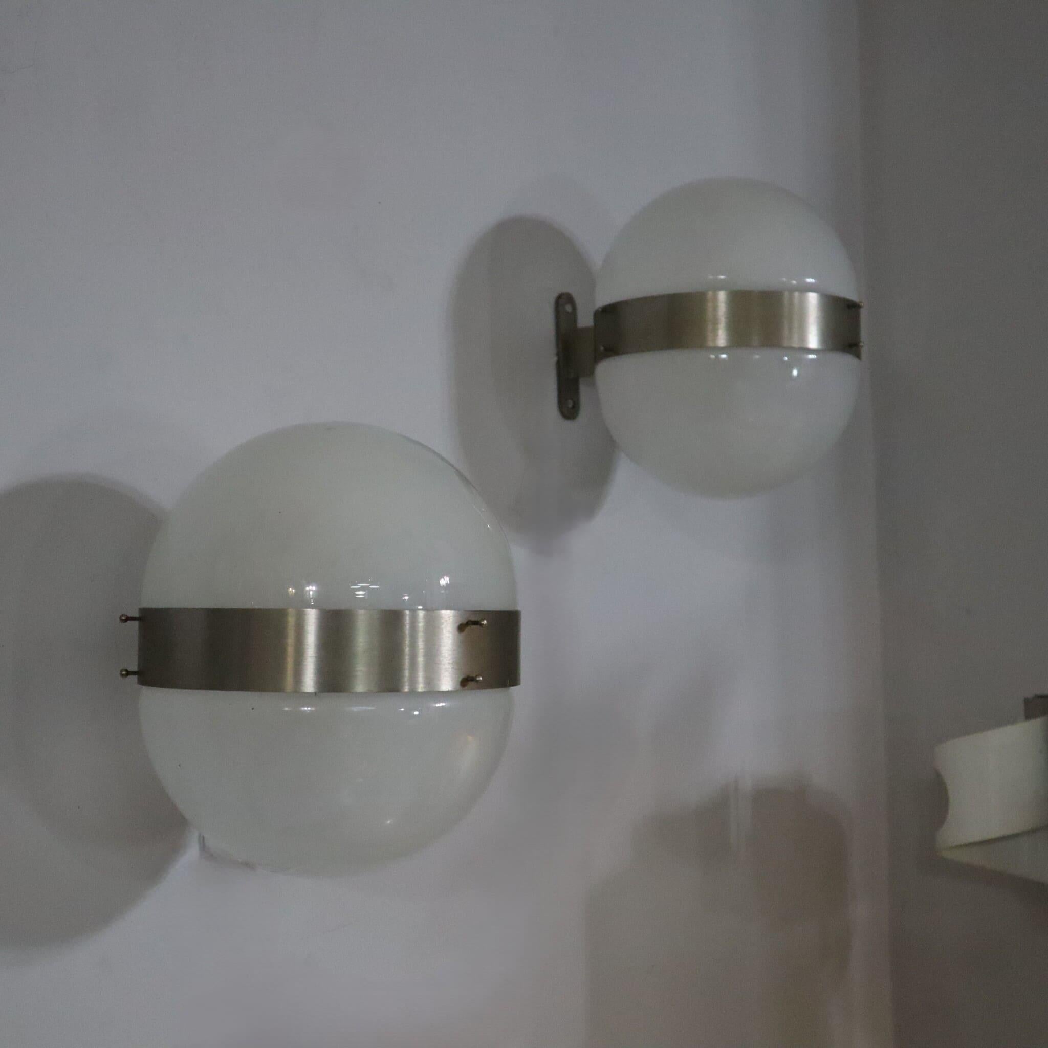 Pareja de apliques Clio de cristal opalino de Sergio Mazza para Artemide, Italia, años 60 en venta 3