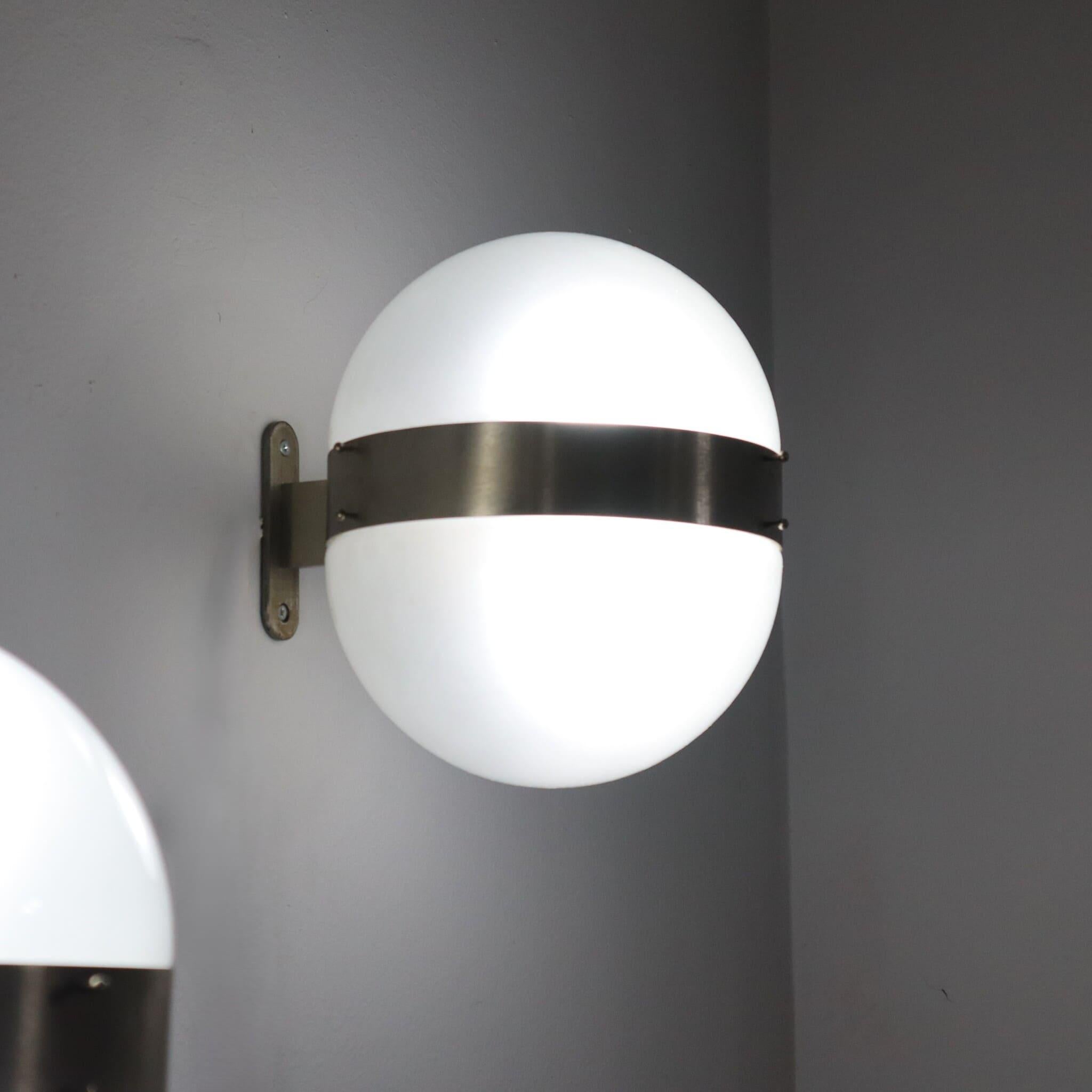 Pareja de apliques Clio de cristal opalino de Sergio Mazza para Artemide, Italia, años 60 Moderno de mediados de siglo en venta