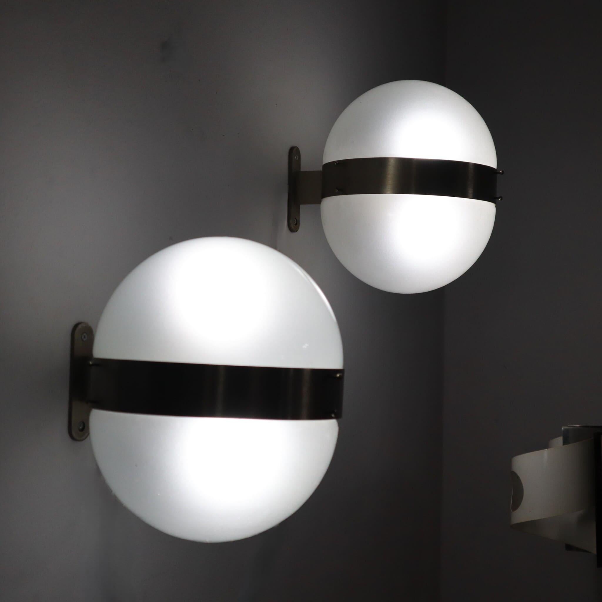 Pareja de apliques Clio de cristal opalino de Sergio Mazza para Artemide, Italia, años 60 Italiano en venta