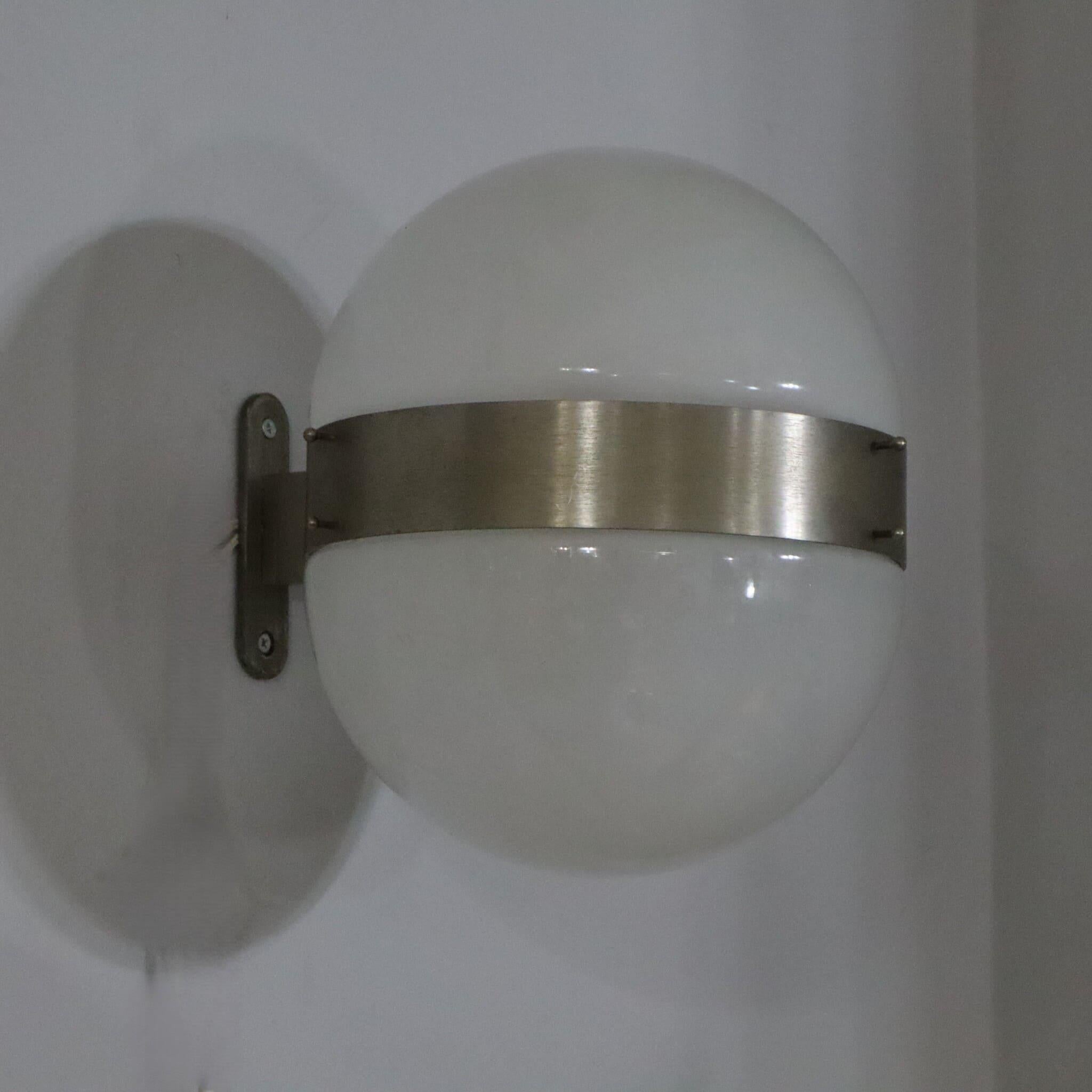 Pareja de apliques Clio de cristal opalino de Sergio Mazza para Artemide, Italia, años 60 en Bueno estado para la venta en Nicolosi, IT