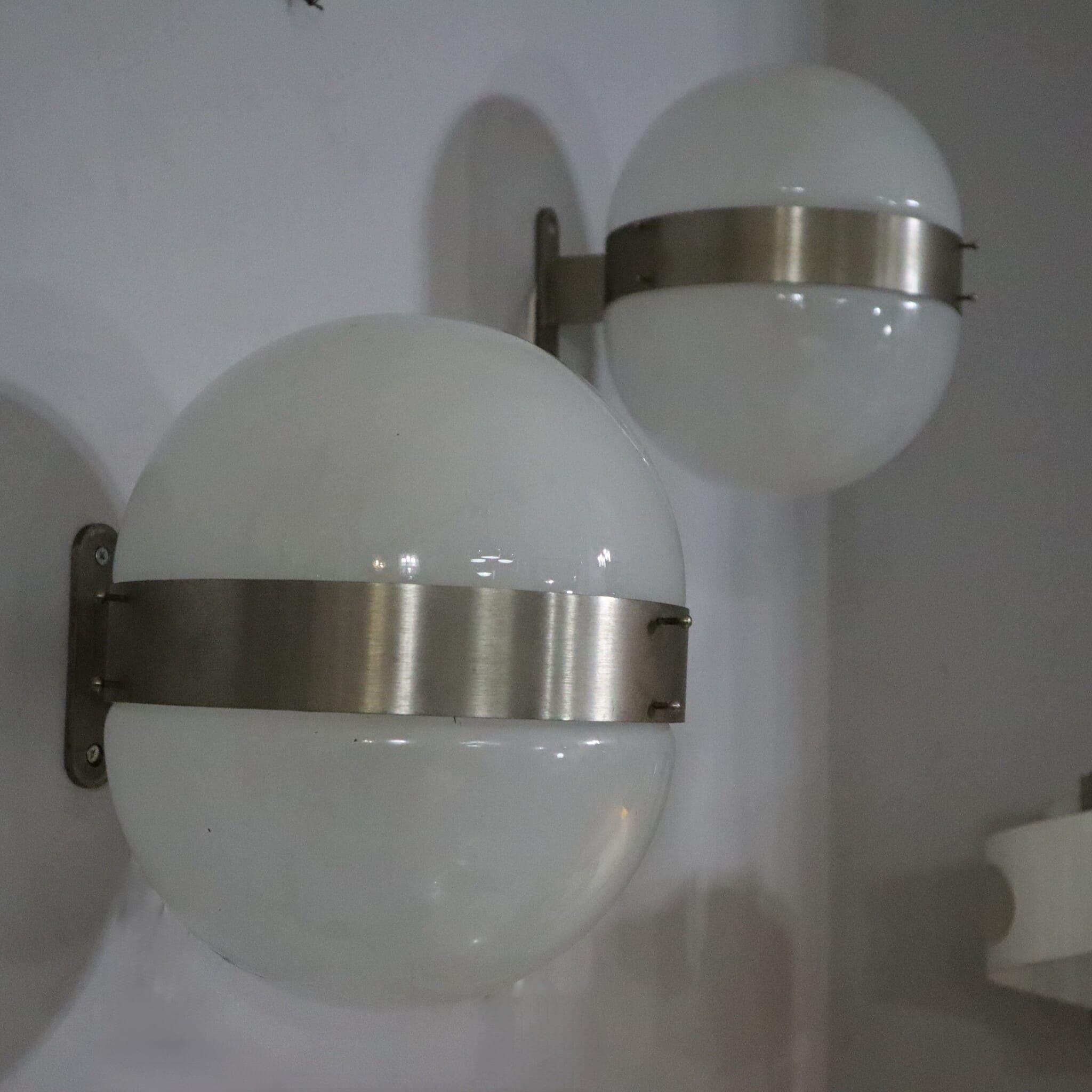 Pareja de apliques Clio de cristal opalino de Sergio Mazza para Artemide, Italia, años 60 mediados del siglo XX en venta