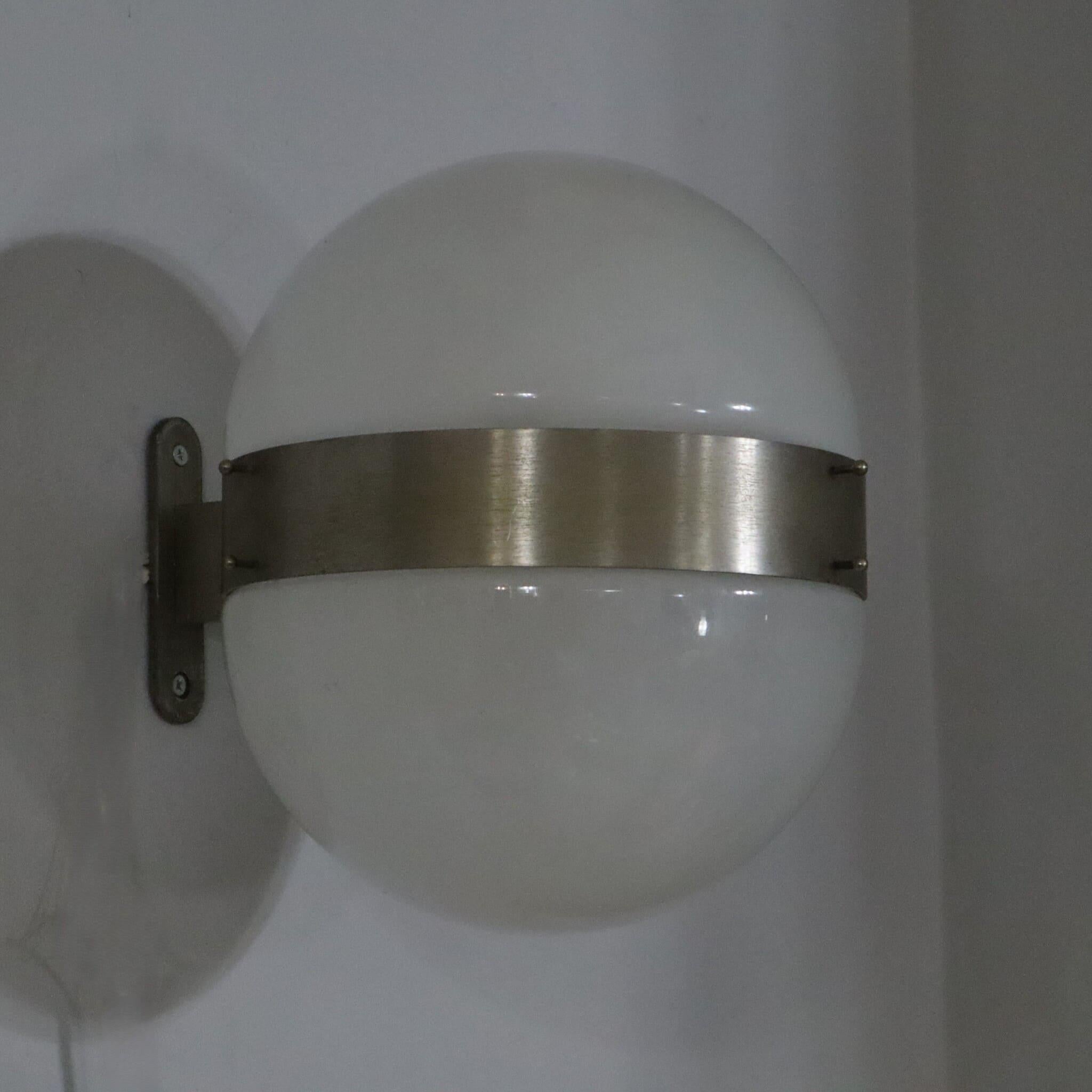 Pareja de apliques Clio de cristal opalino de Sergio Mazza para Artemide, Italia, años 60 en venta 2