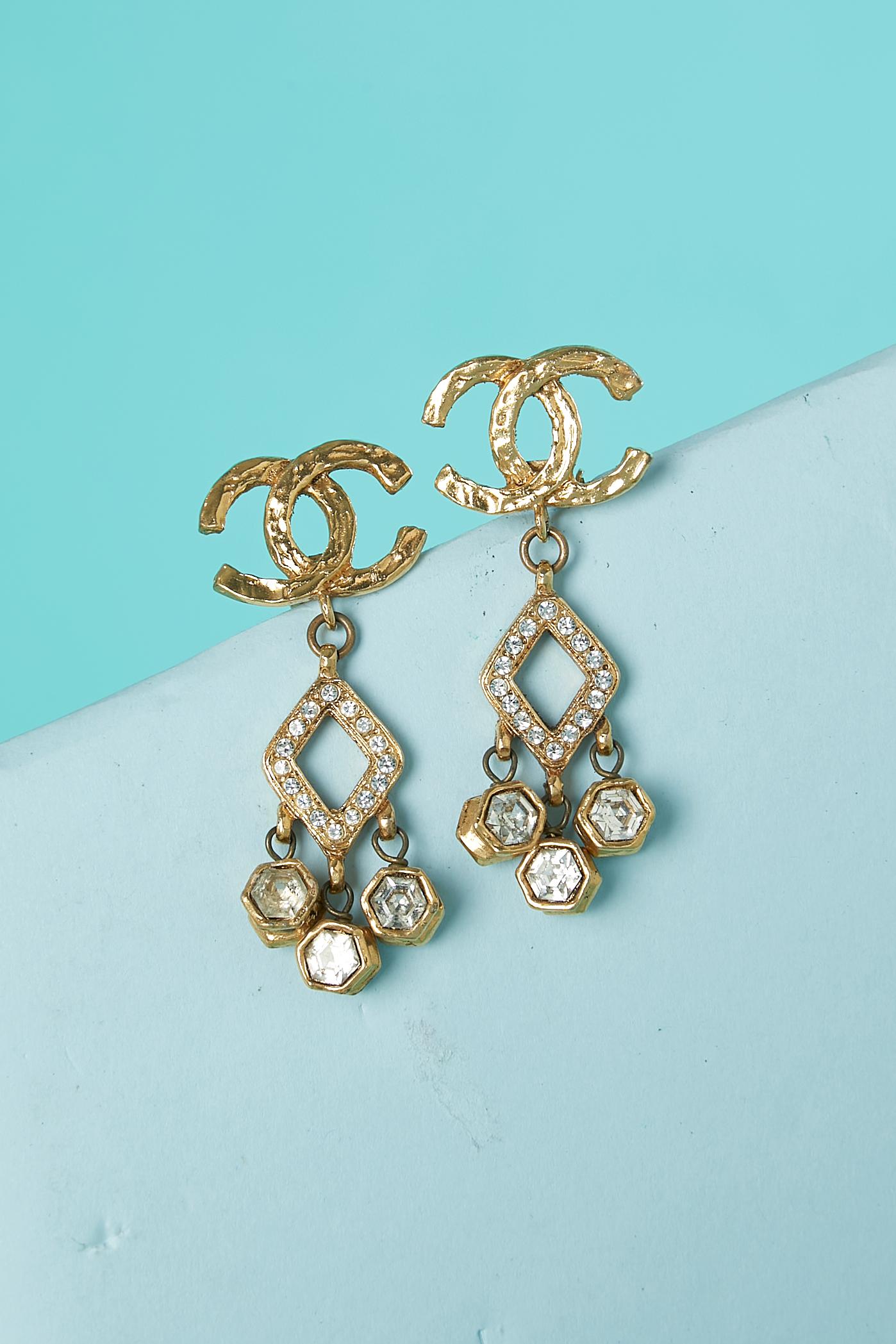 Pair of Clip-on earrings in gold metal and rhinestone Chanel  In Excellent Condition For Sale In Saint-Ouen-Sur-Seine, FR
