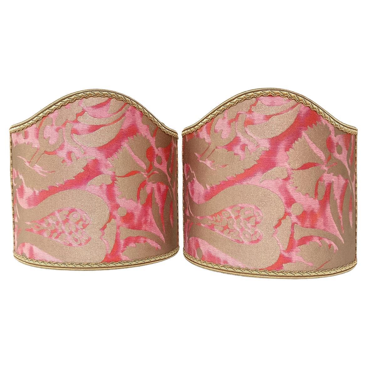 Paar Clip on Sconce Schirme Fortuny Fabric Coral Haze & Silvery Gold Pomegranate im Angebot