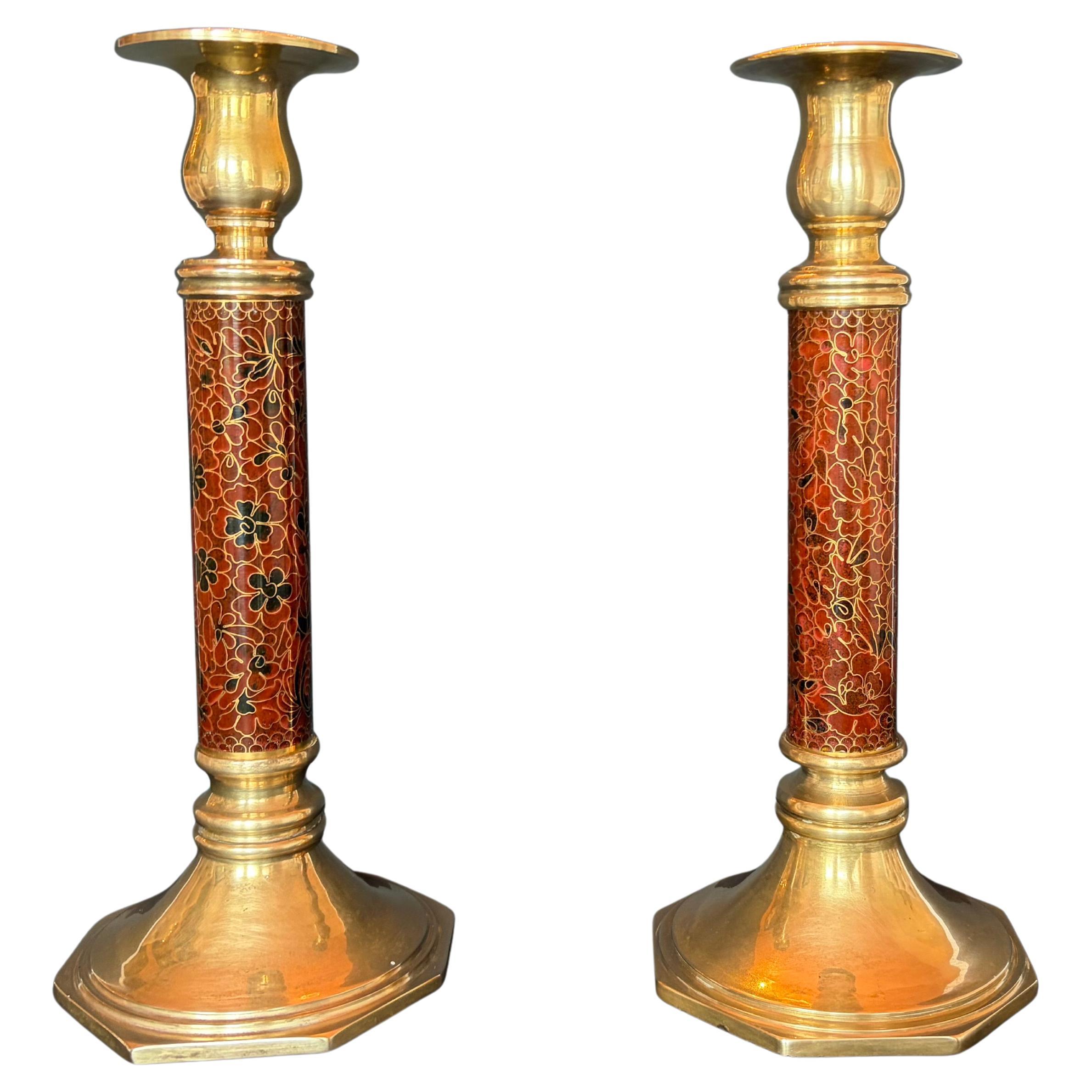 Coppia di candelieri in ottone cloisonné, metà del XX secolo