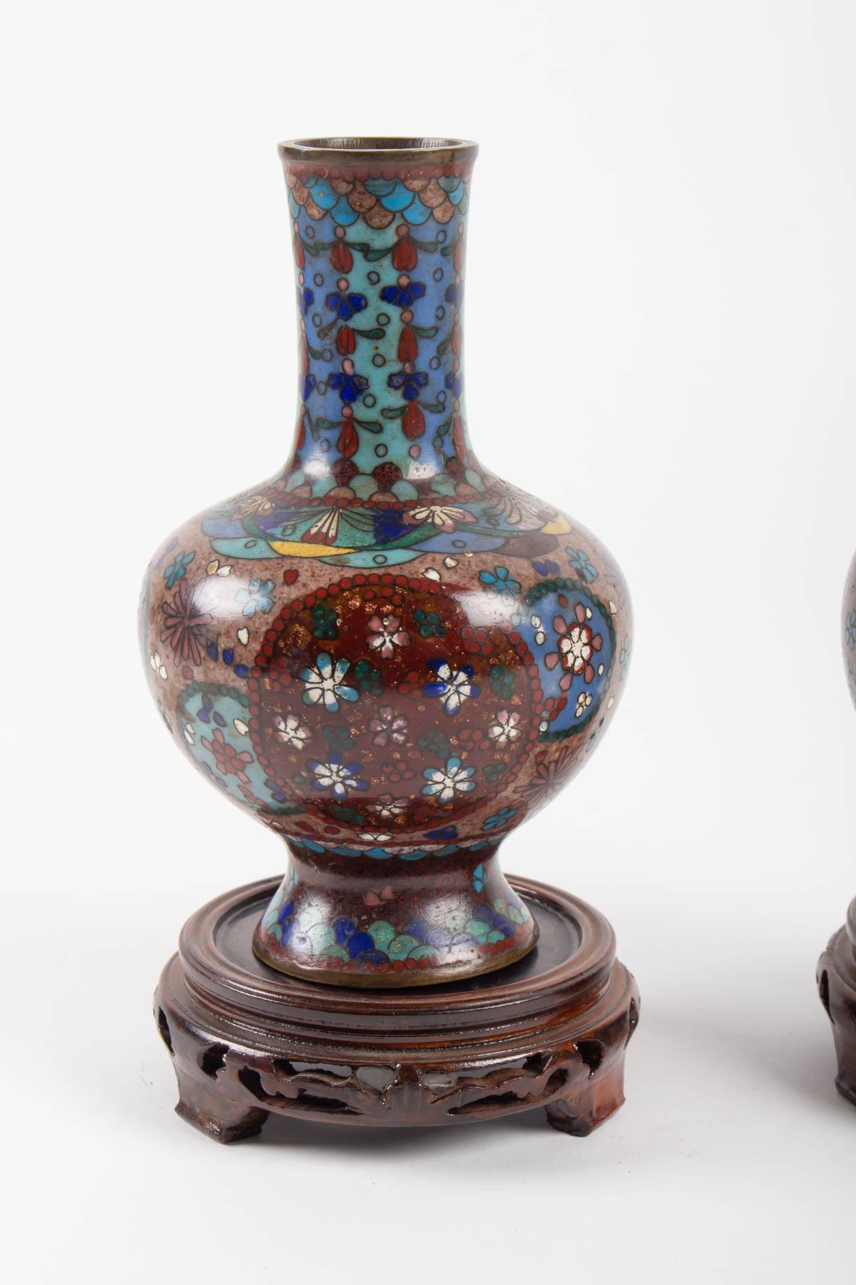 Pair of cloisonné bronze vases, Japan, circa 1900, accident on one, slight depression
Measures: H 19cm, D 10cm.