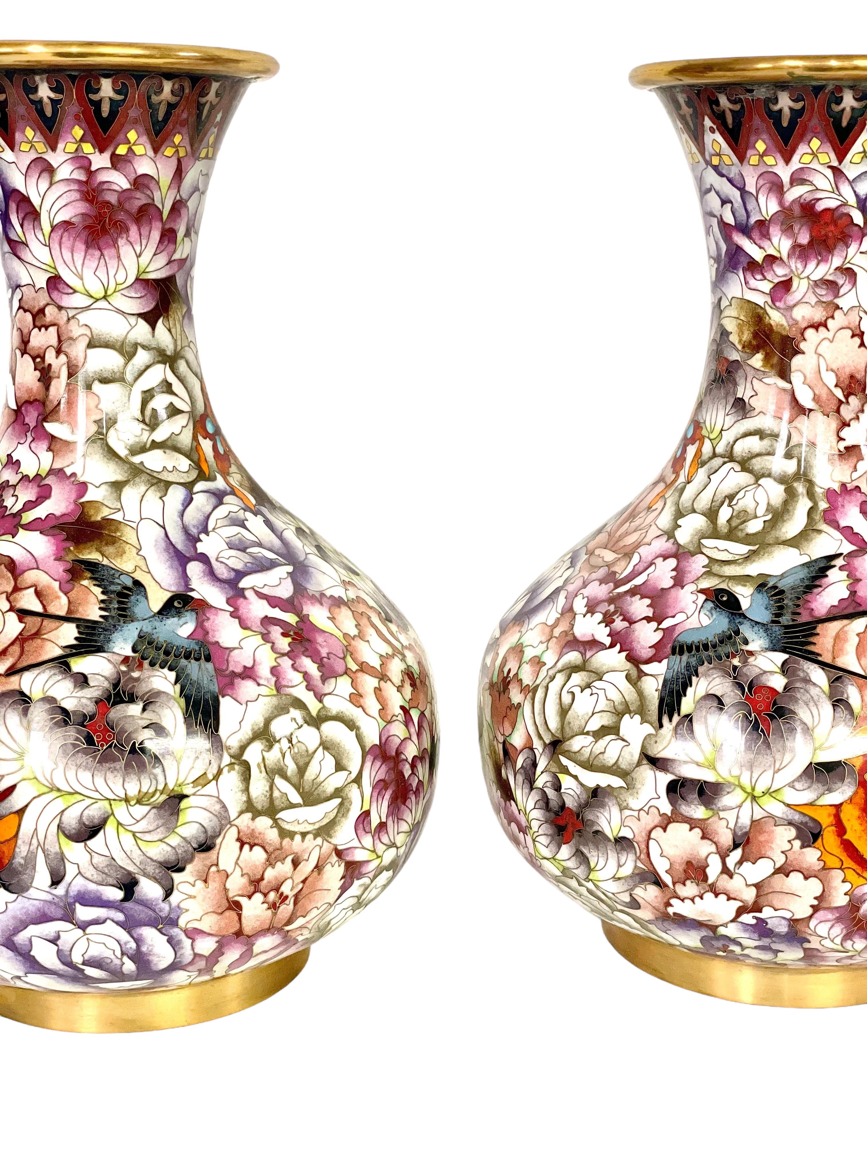 Cinese Coppia di grandi vasi cloisonné in vendita