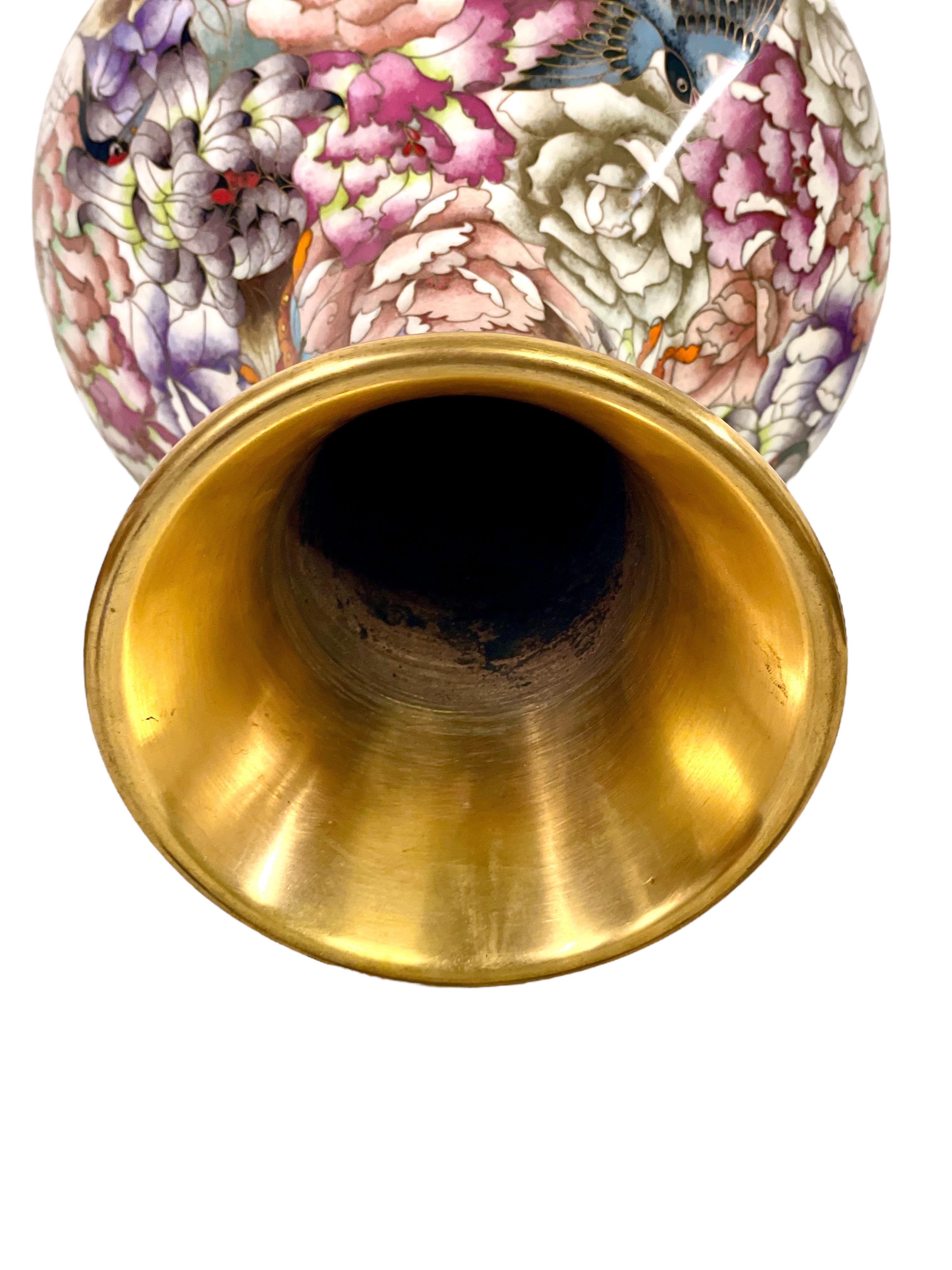 Ottone Coppia di grandi vasi cloisonné in vendita